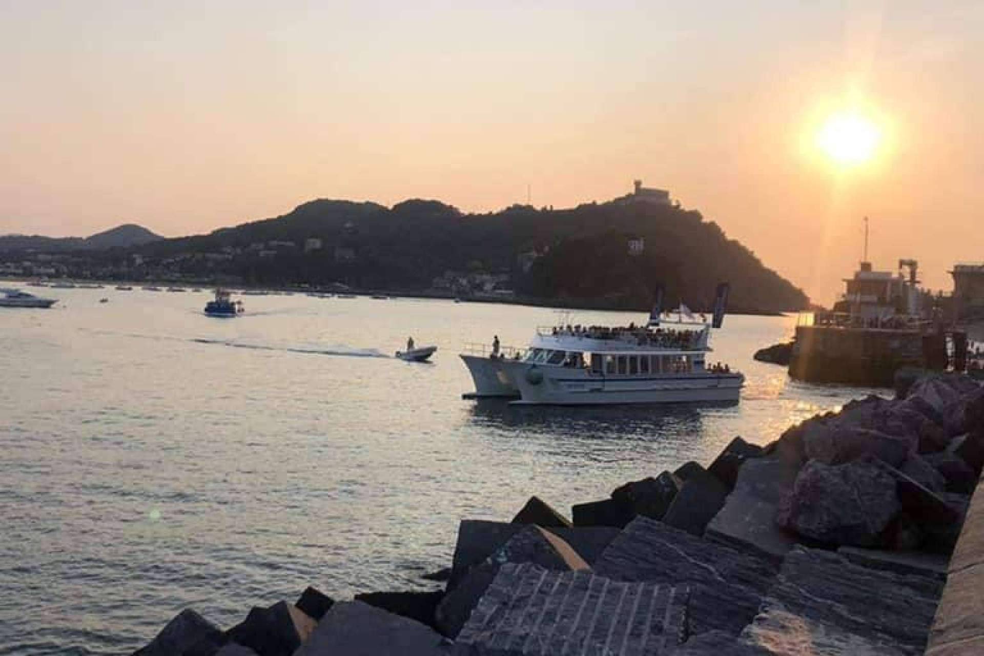 Disfrutar de paseos inolvidables en el eje Cantábrico a bordo del catamarán Ciudad San Sebastián