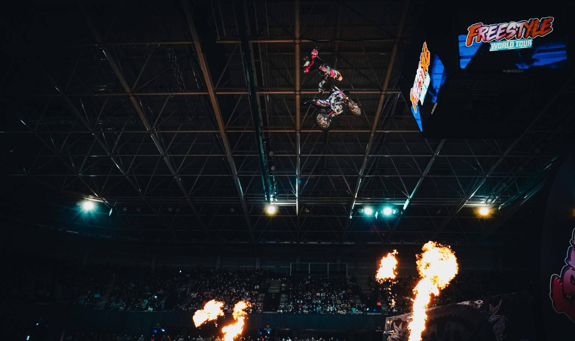 El 25 de marzo, llega por primera vez a Barcelona el Freestyle World Tour