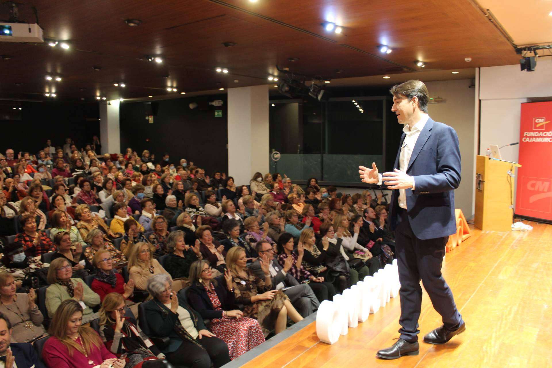 La presentación del libro 'Las 10 claves del bienestar' acoge a más de 200 personas