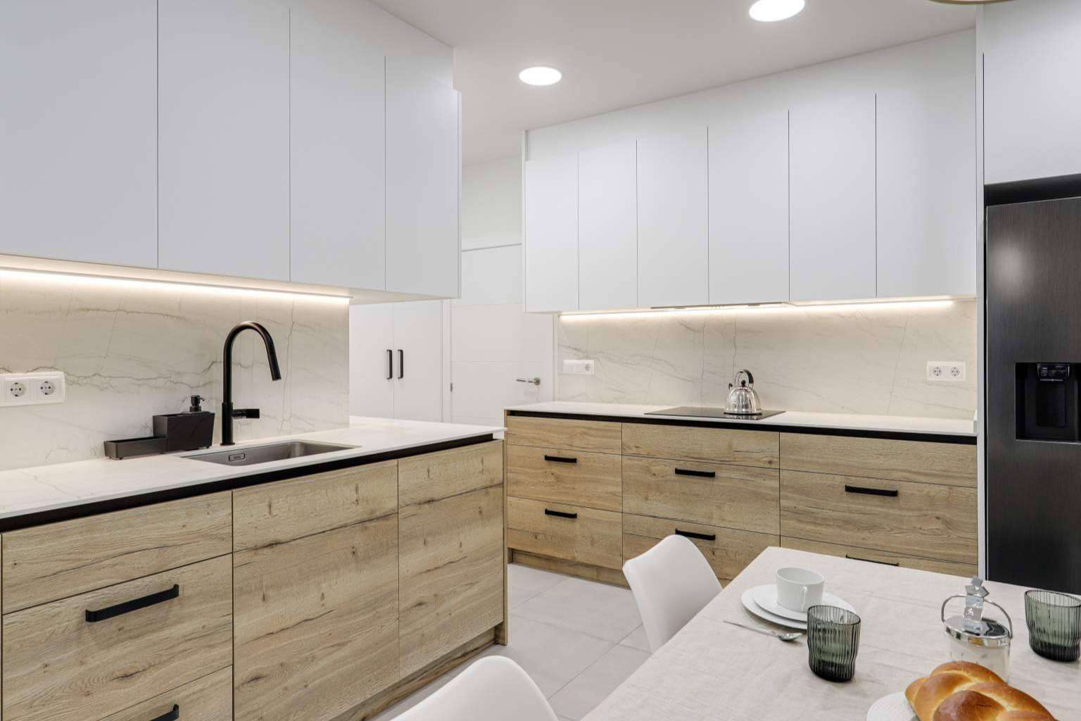 Diseño de cocina roble y blanco con los expertos de Lautoka Urbana