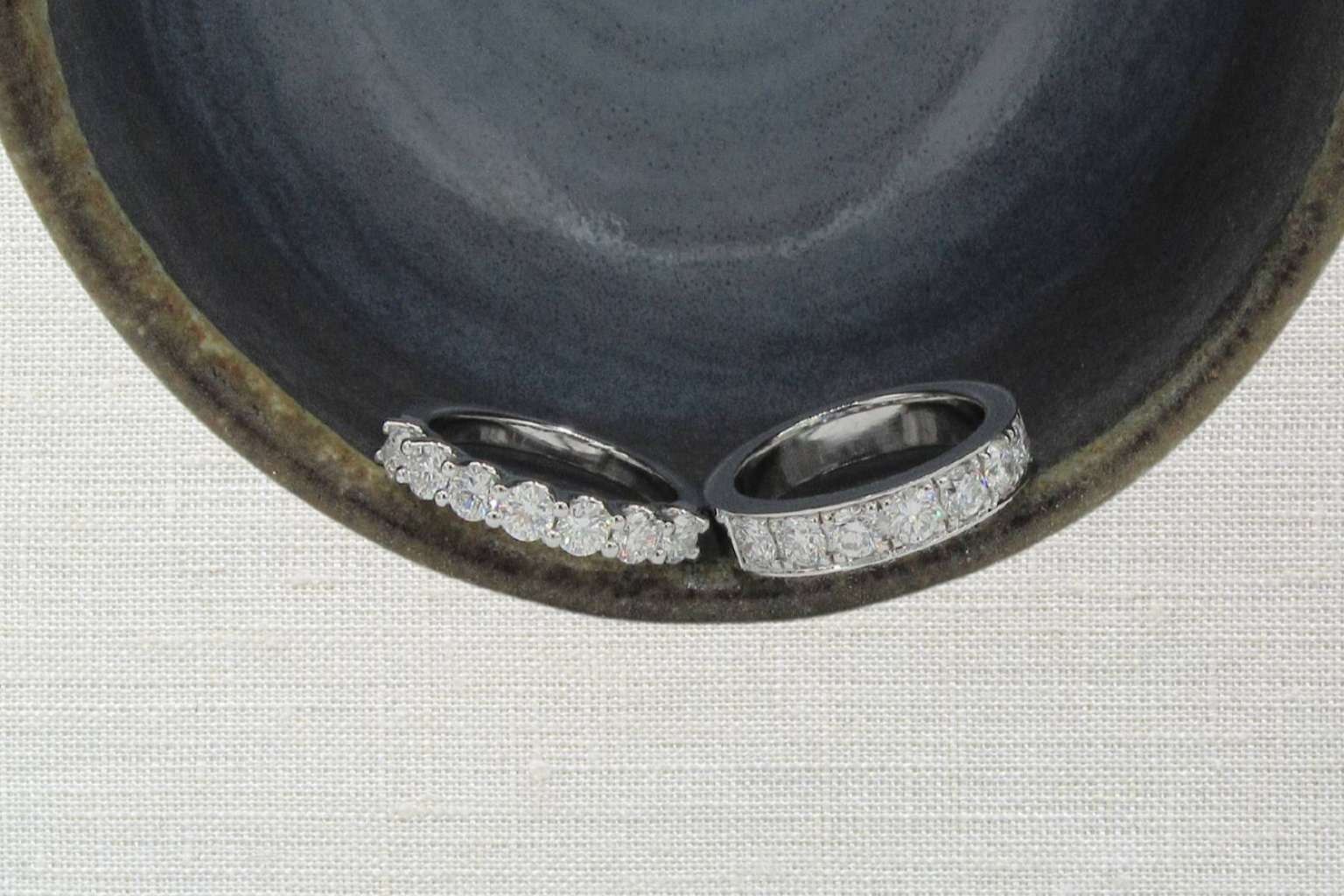 Diseños clásicos, vintage y minimalistas en las alianzas para novios de Mimoke