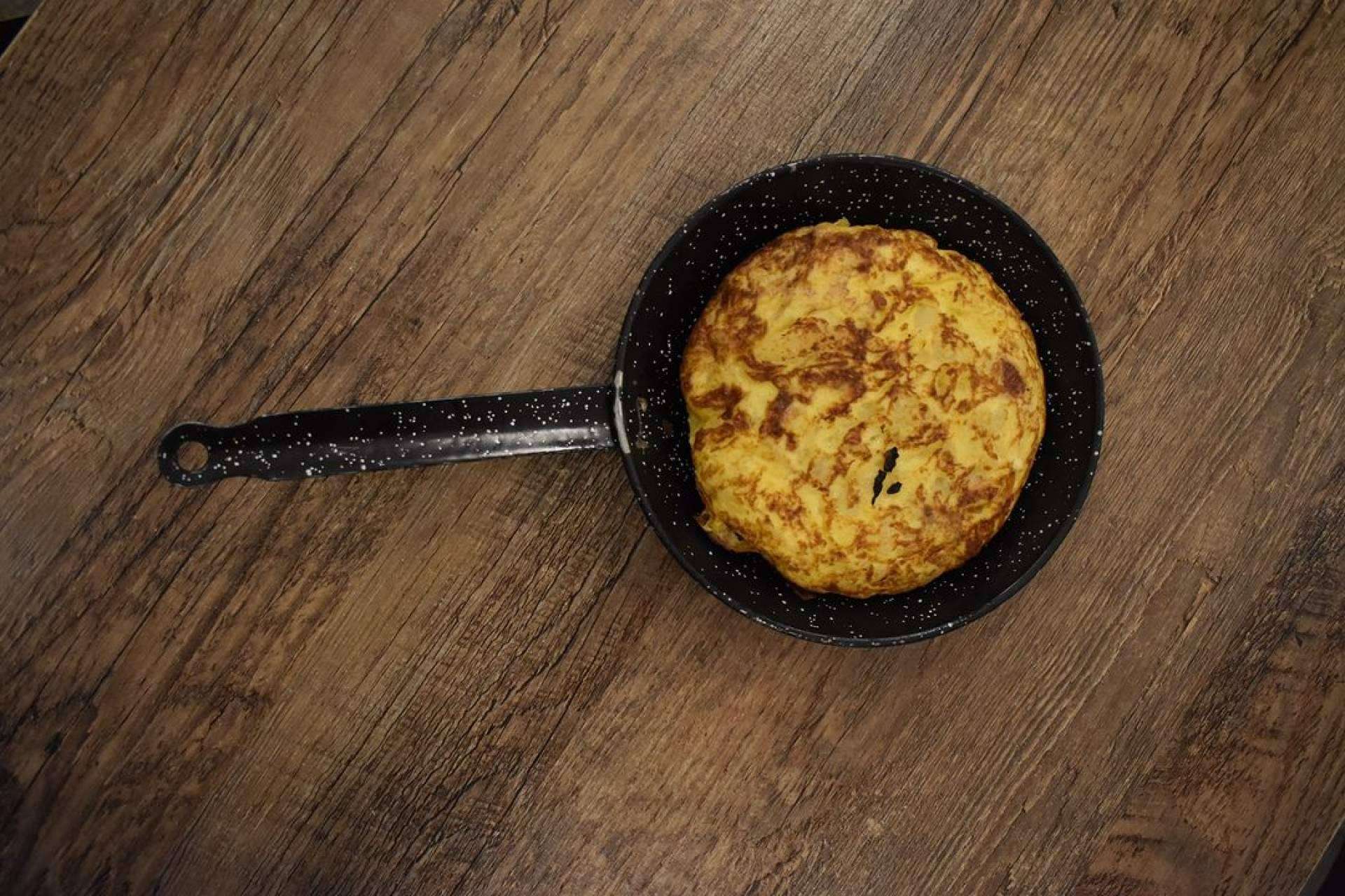Taberna La Española brinda a sus clientes una amplia gama de delicias, entre las que se encuentra la tradicional tortilla de patatas