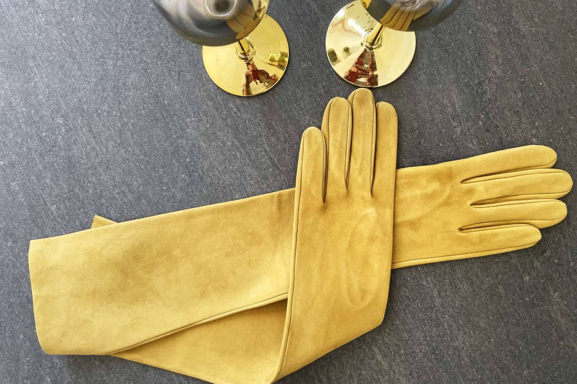 Santacana ofrece una gran variedad en diseños de guantes de ceremonia