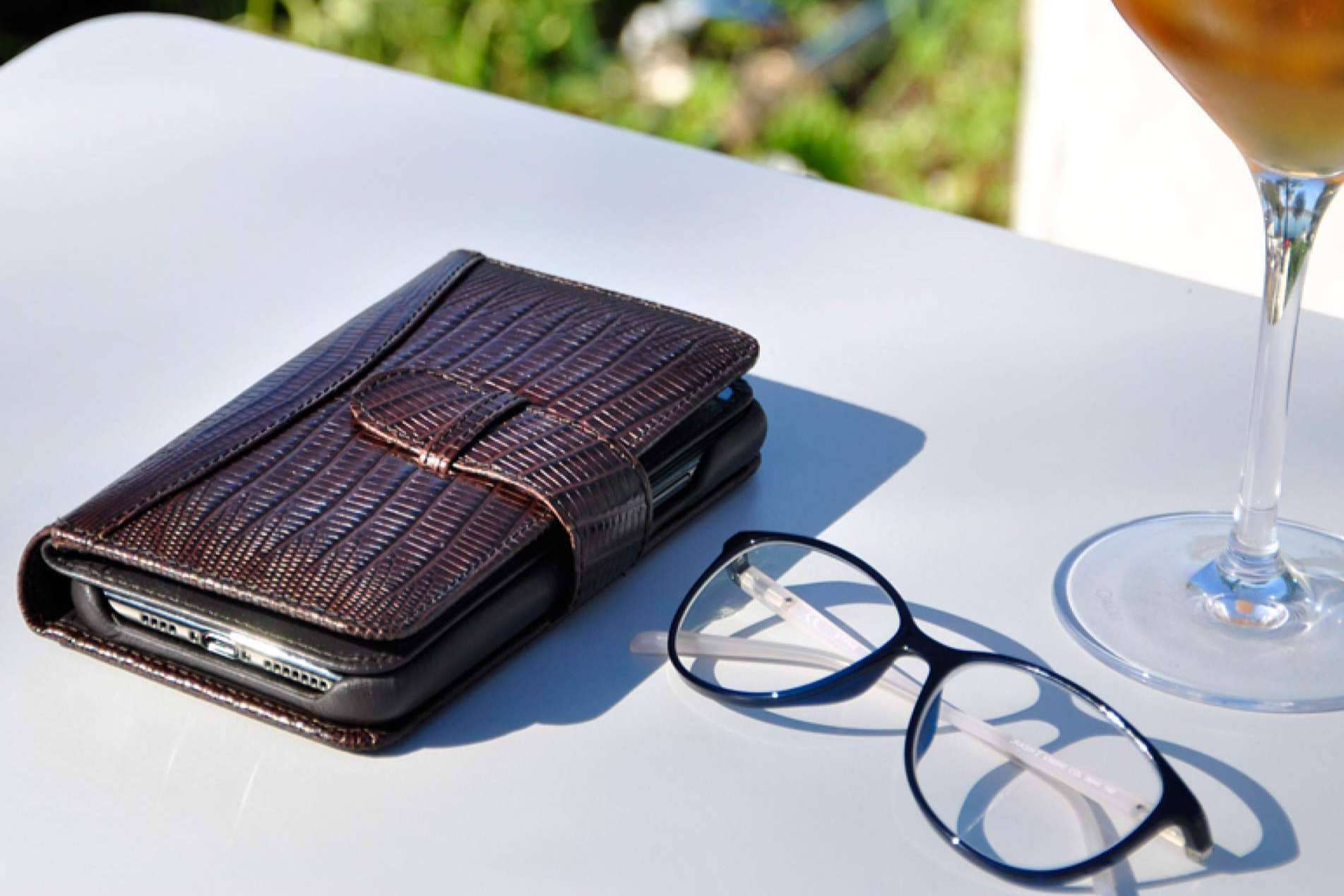 Walletmagnum, la cartera de piel porta móvil de Piel Frama cómoda, versátil y práctica