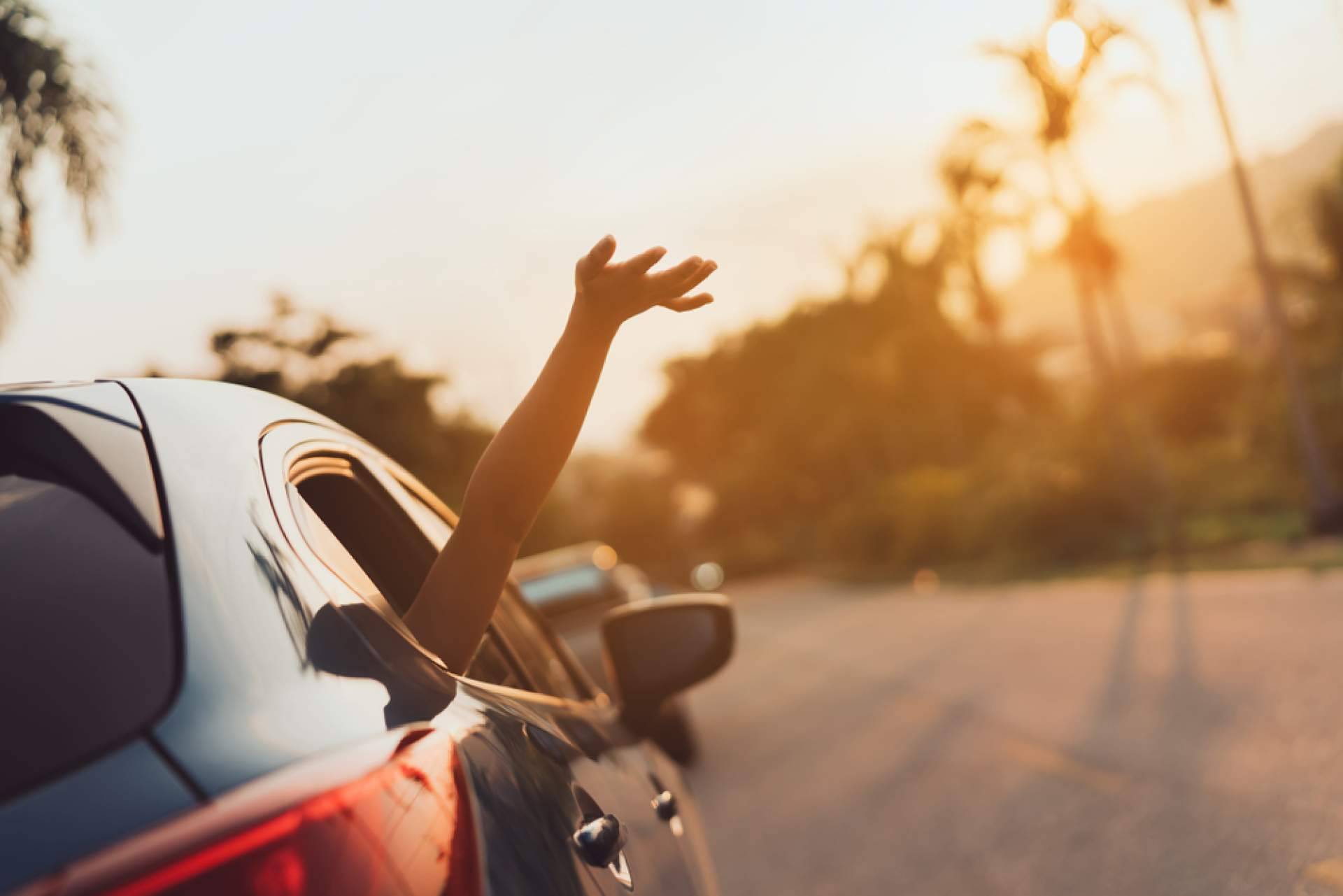 ¿Qué deben llevar los coches? Elementos y documentación obligatoria