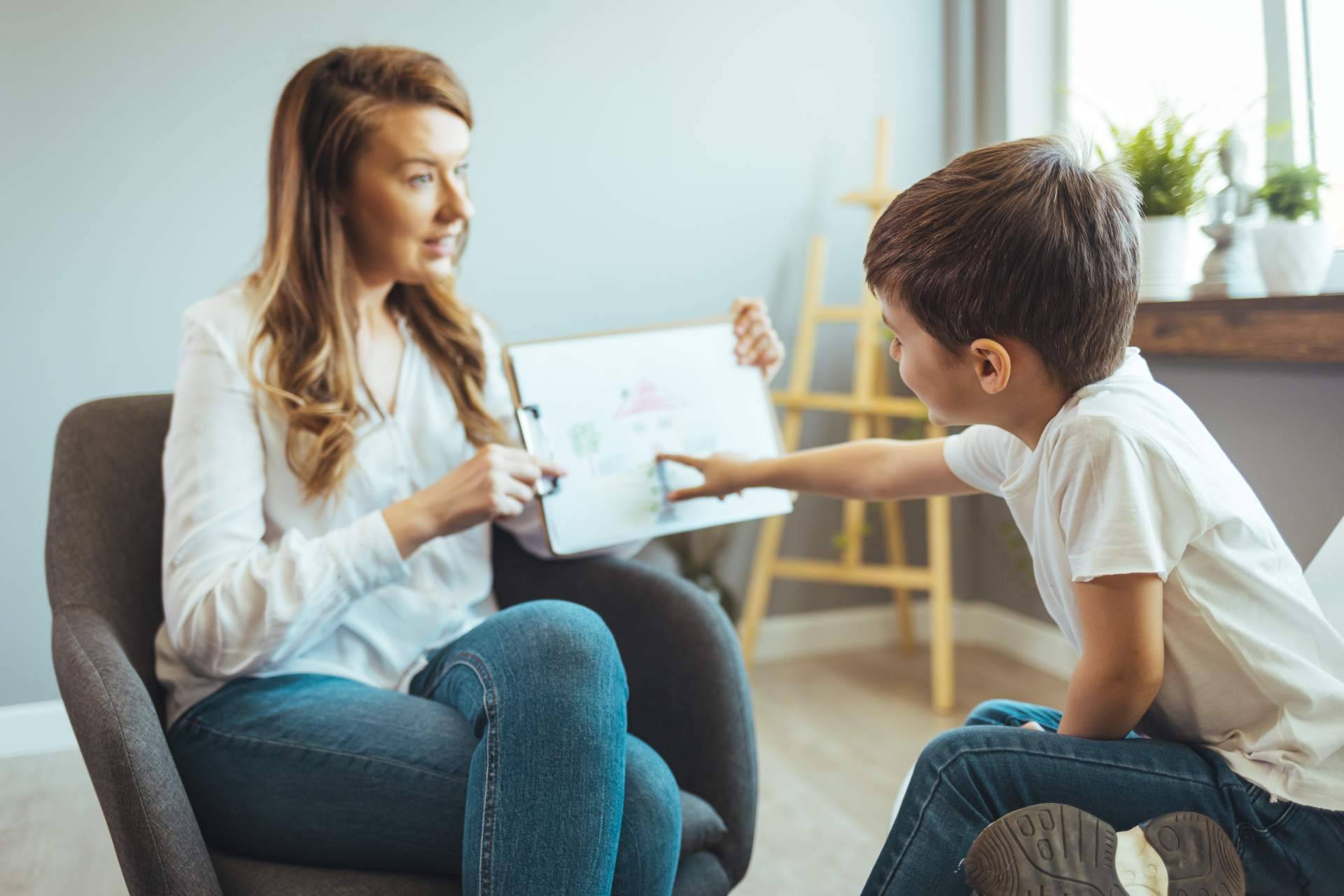 Noviser ofrece los servicios de canguros y personal de refuerzo escolar para niños en Madrid