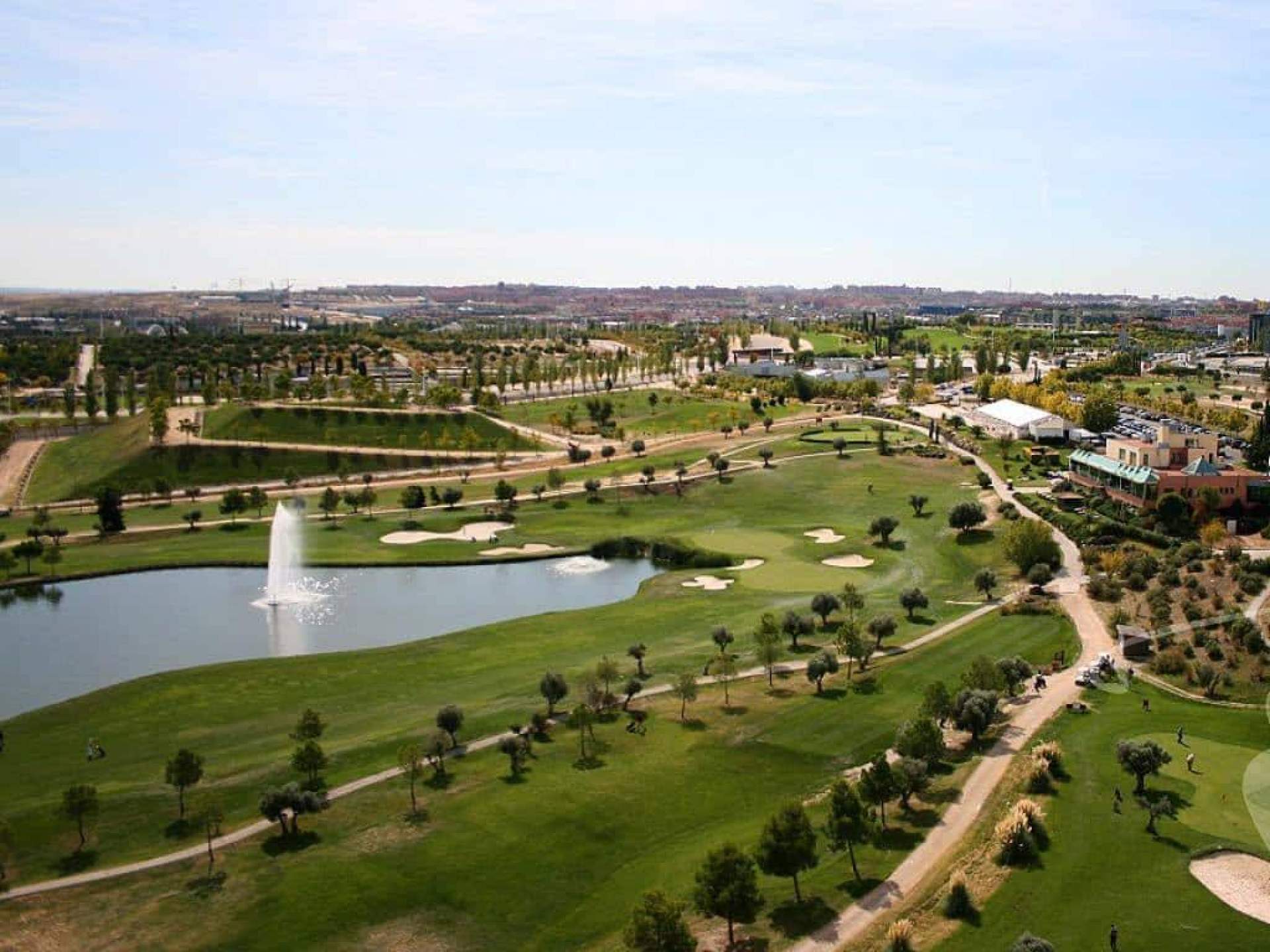 Estaciones de recarga rápida para vehículos eléctricos en el Club de Golf Olivar de la Hinojosa