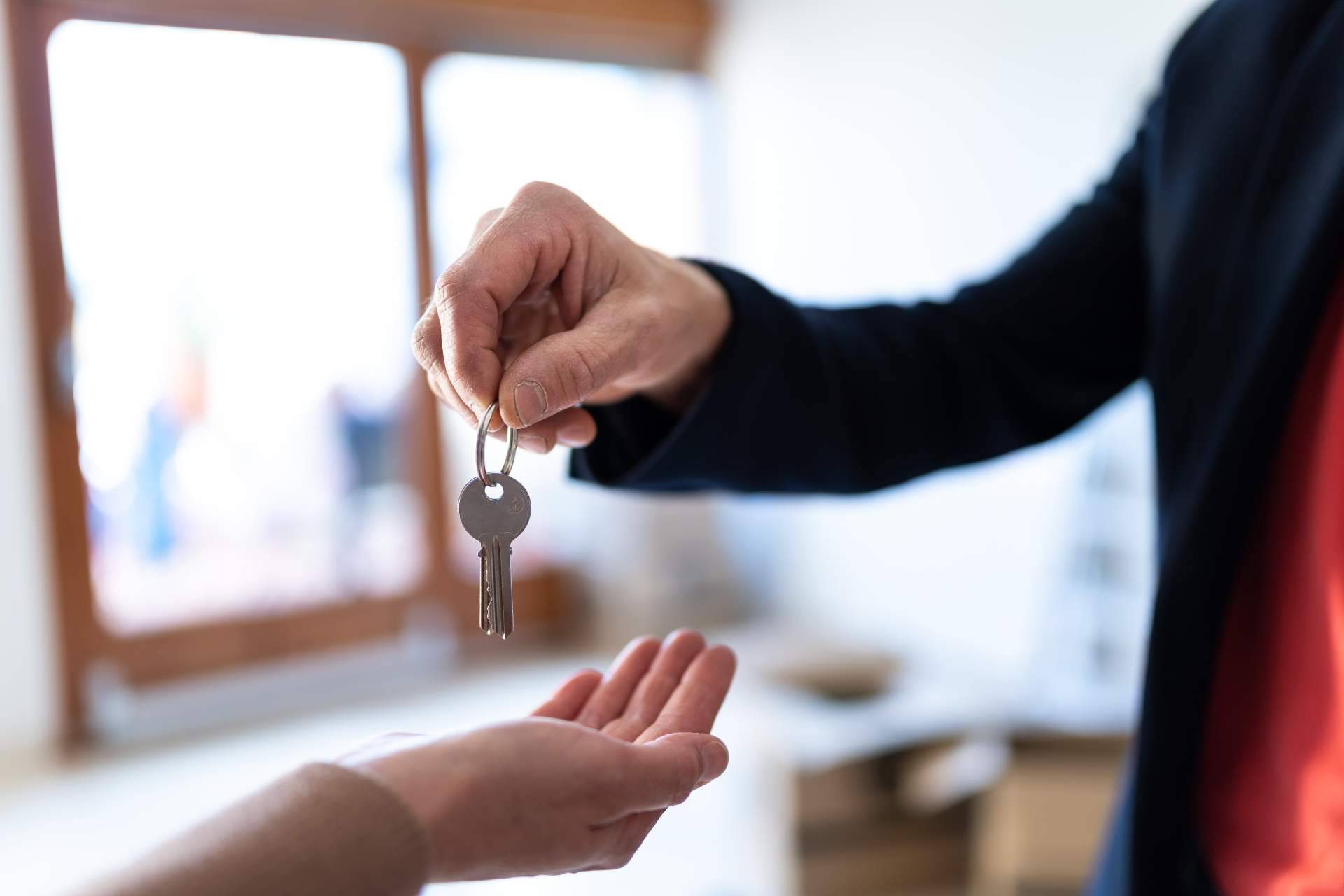 Vender la nuda propiedad y continuar viviendo en la vivienda, ¿es posible?