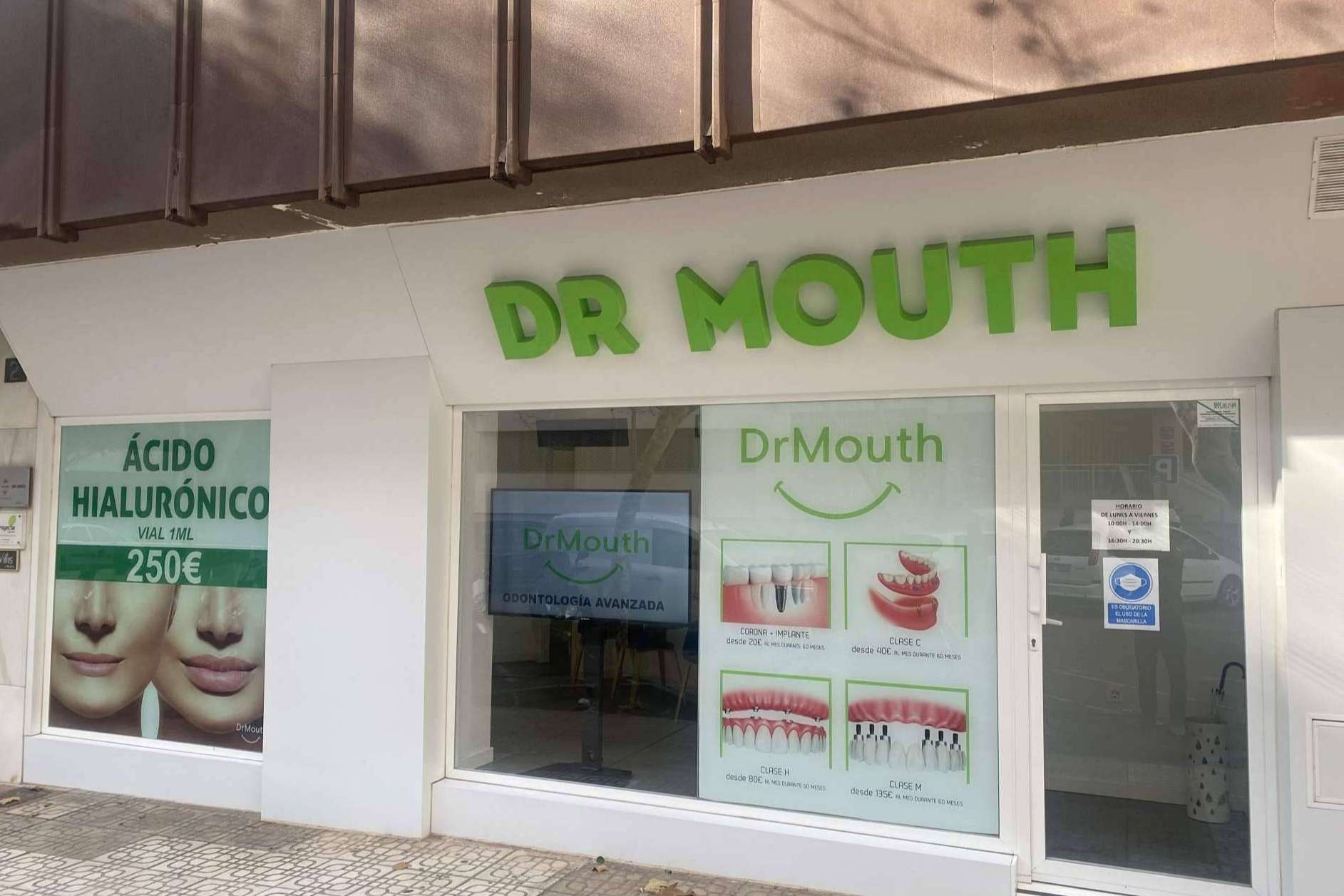 Especialista en implantes en la nueva clínica dental en Almería capital
