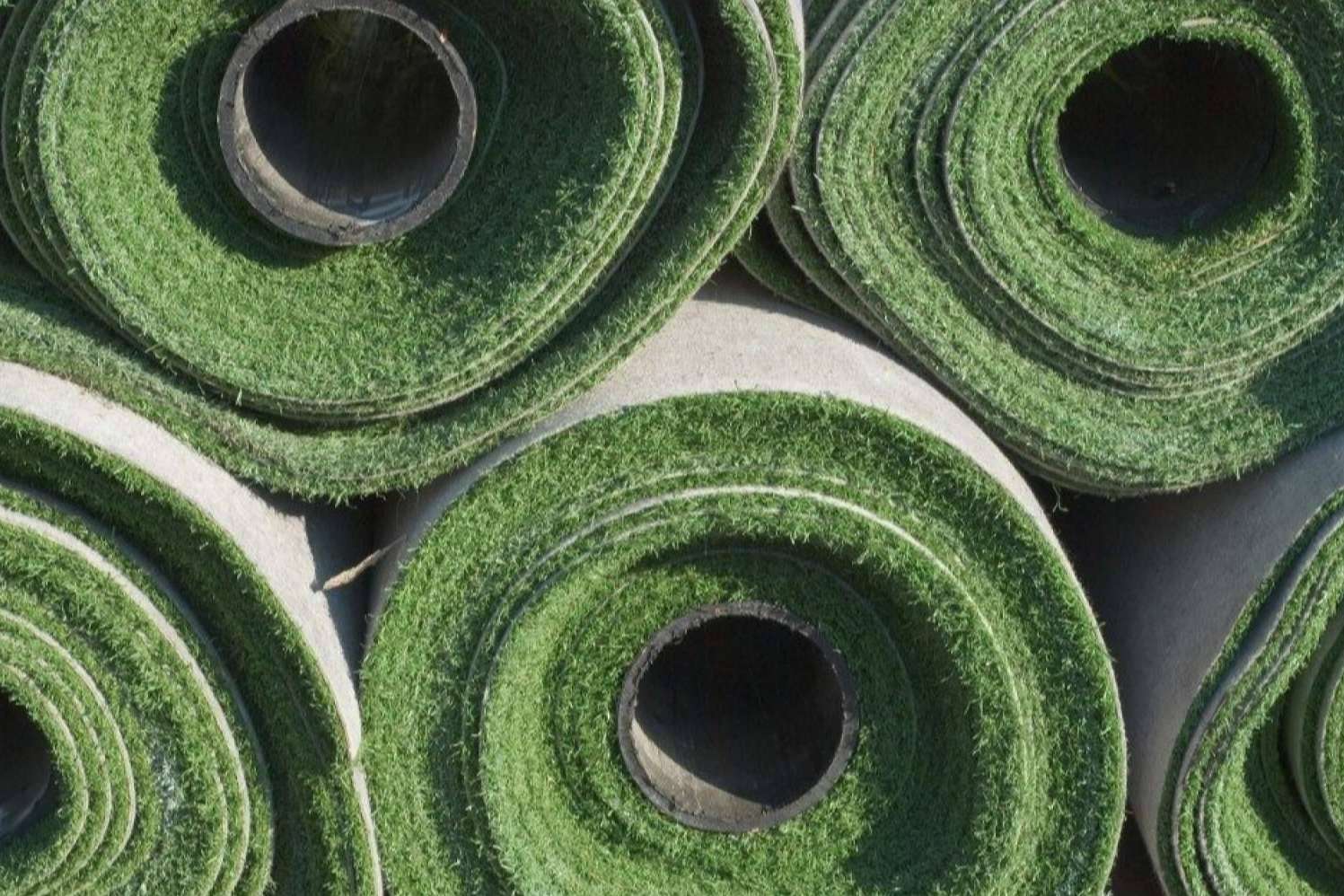 Una tendencia de mercado en alza para la instalación de jardines, residenciales y actividades de ocio es el césped reciclado de fútbol