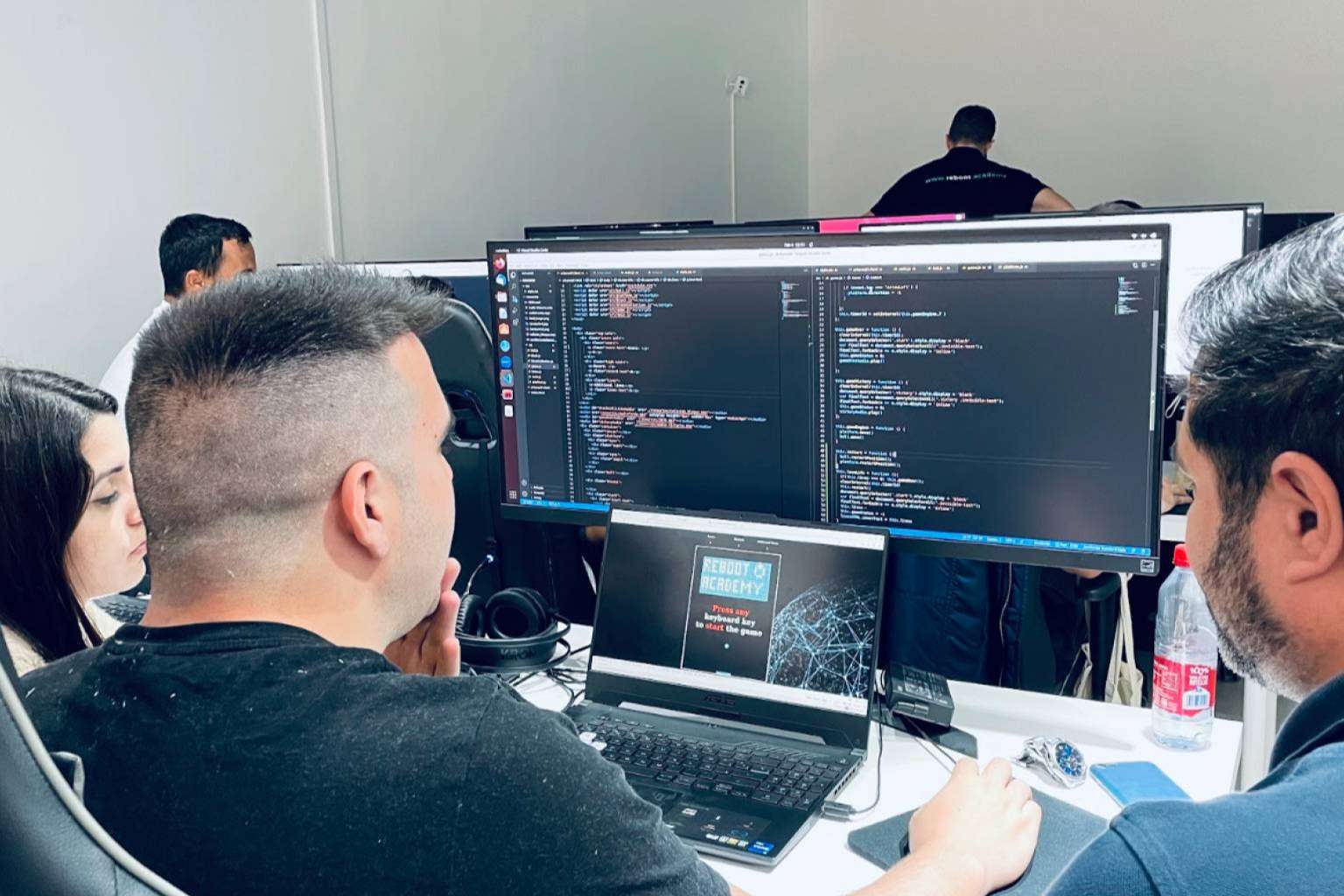 Aprender sobre tecnología, diseño y negocio con el curso de desarrollador web de Reboot Academy