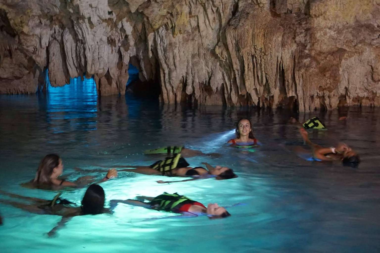 La propuesta de Tierras Mayas consiste en una experiencia inmersiva en los cenotes