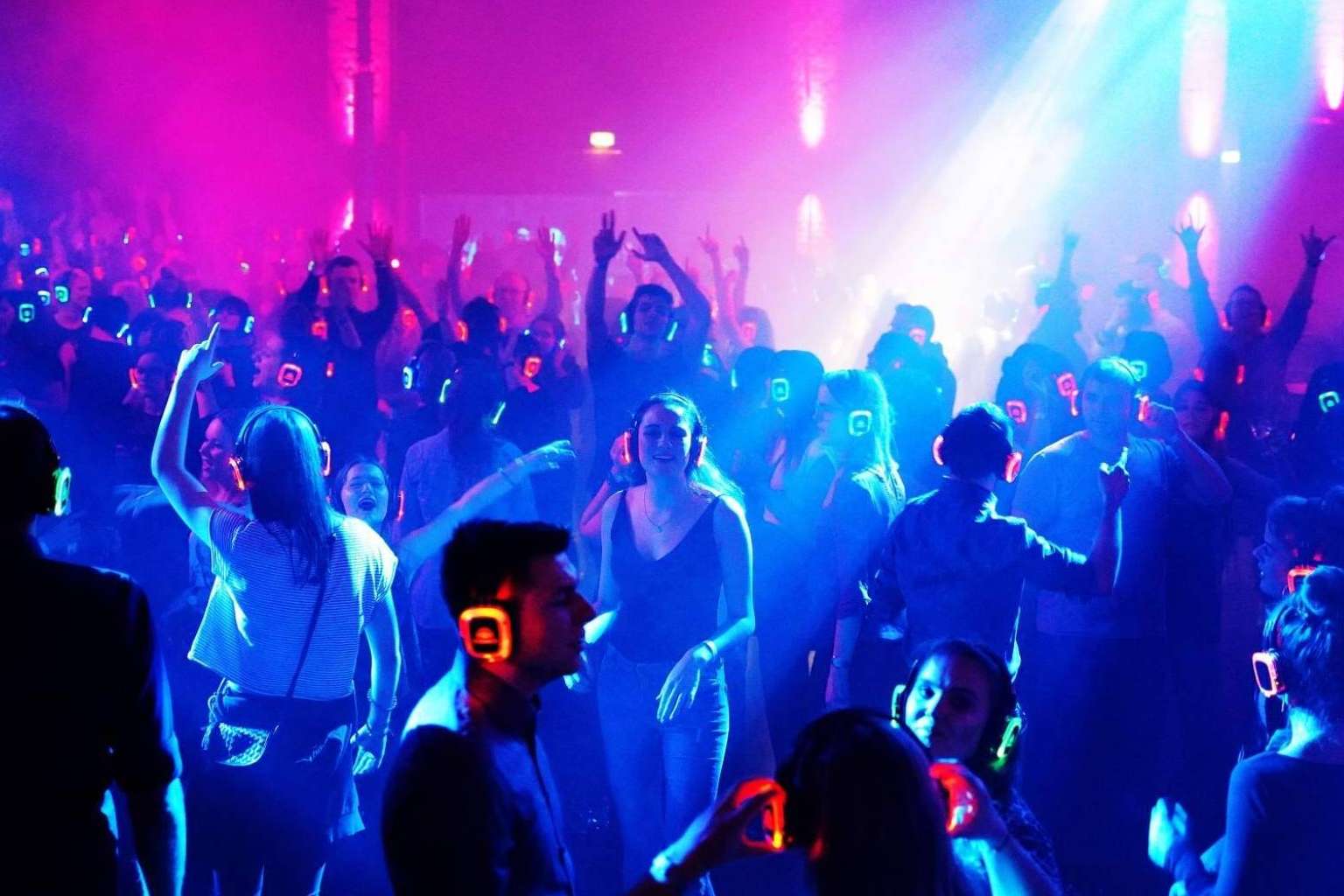 3 escenarios, 10 artistas con música, artes visuales y gastronomía en la fiesta de San Juan, Mega Silent Disco Gavá Playa