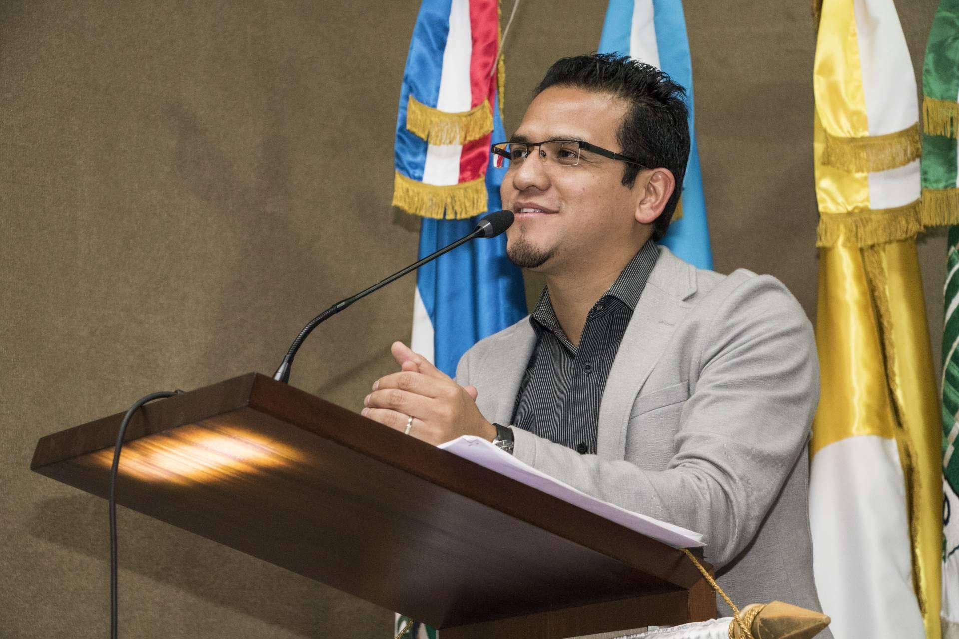 Beto López, consultor de marketing y publicidad, diseña dos soluciones relacionadas con el marketing y la IA