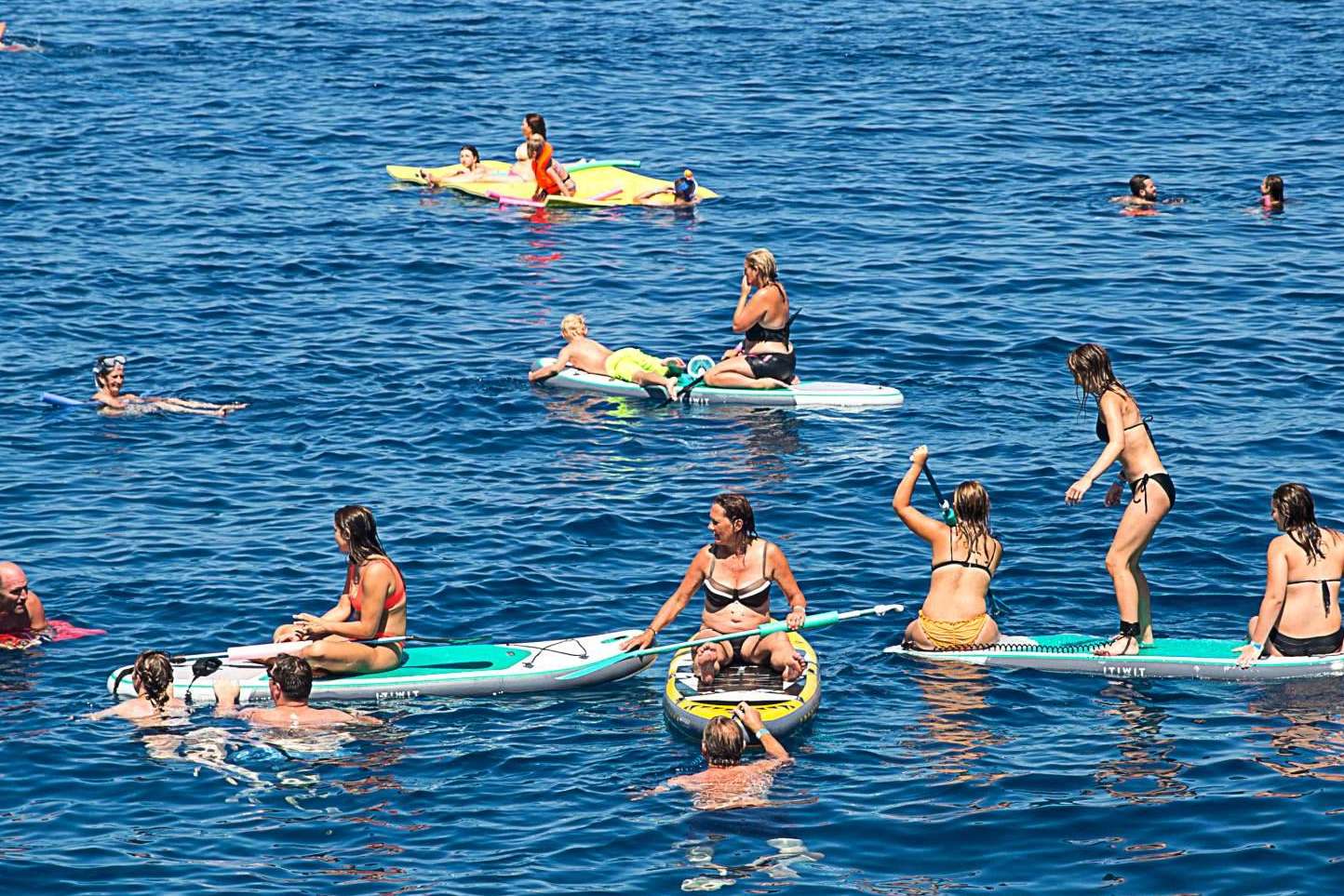 Explorar las calas de la isla con un crucero por Ibiza