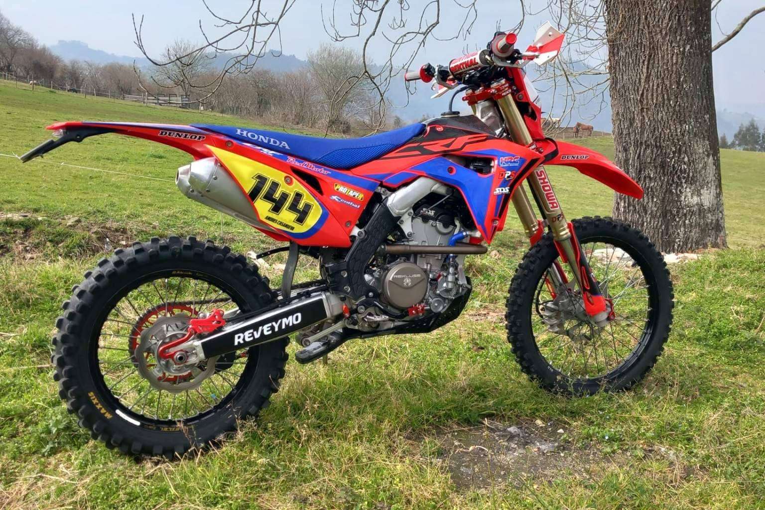 Plásticos y adhesivos para motos off-road, con ADHESIVOSEMBARRADOS