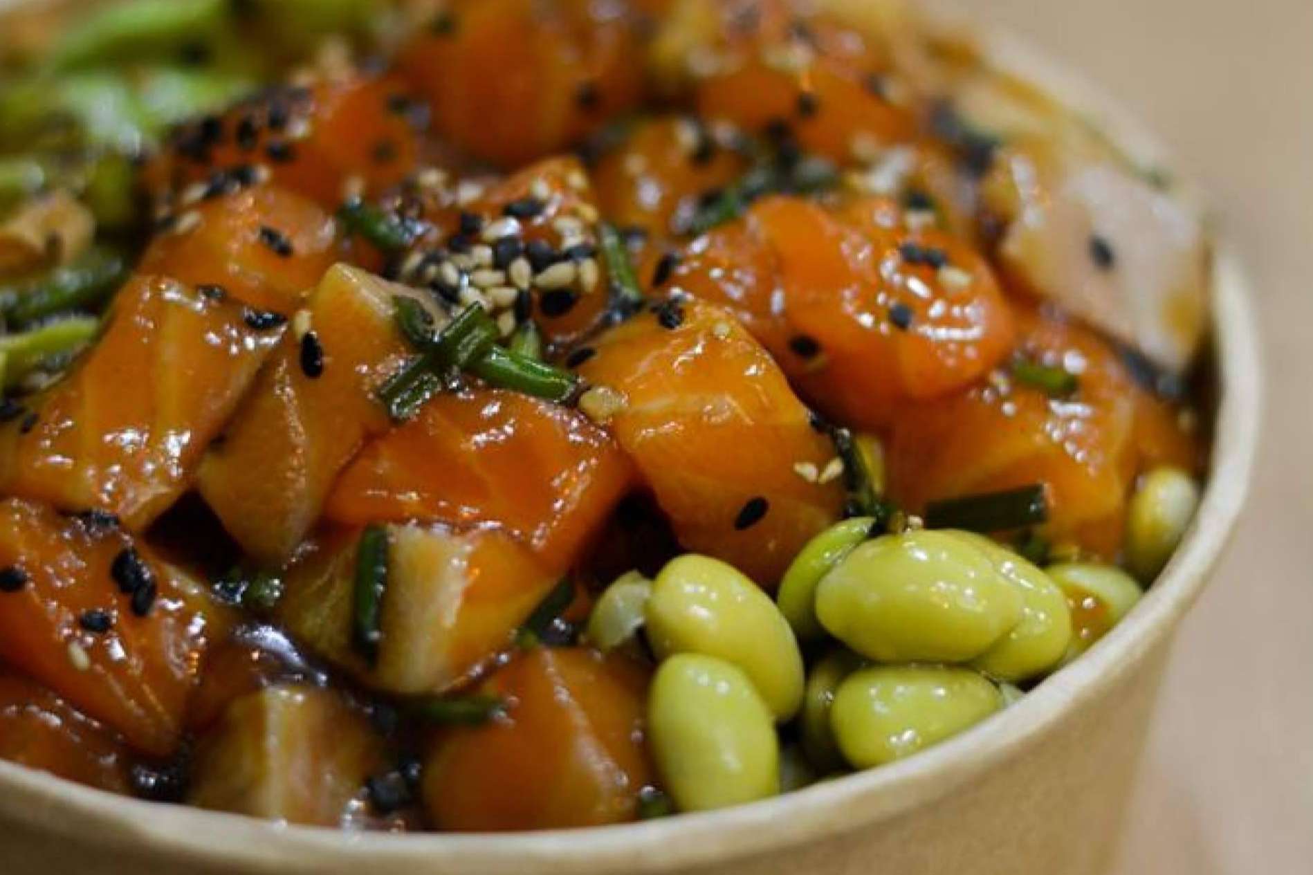 El restaurante Poké Friendly en Madrid, concienciado con el medioambiente, ofrece variedad de sabores gastronómicos
