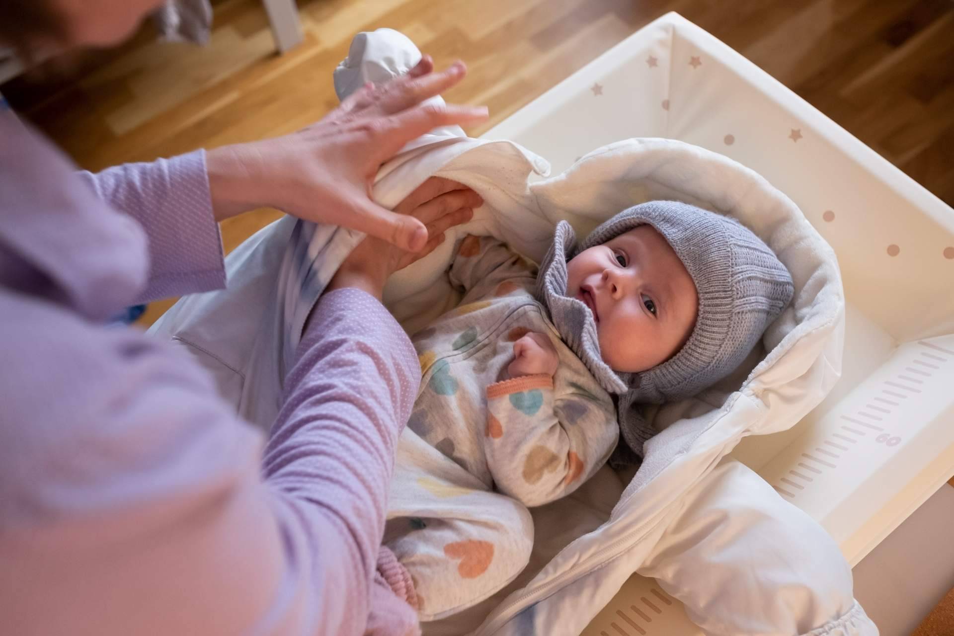 La chaqueta y pantalón para bebés que ofrece Baúl de Algodón que cuidan la piel de los más pequeños