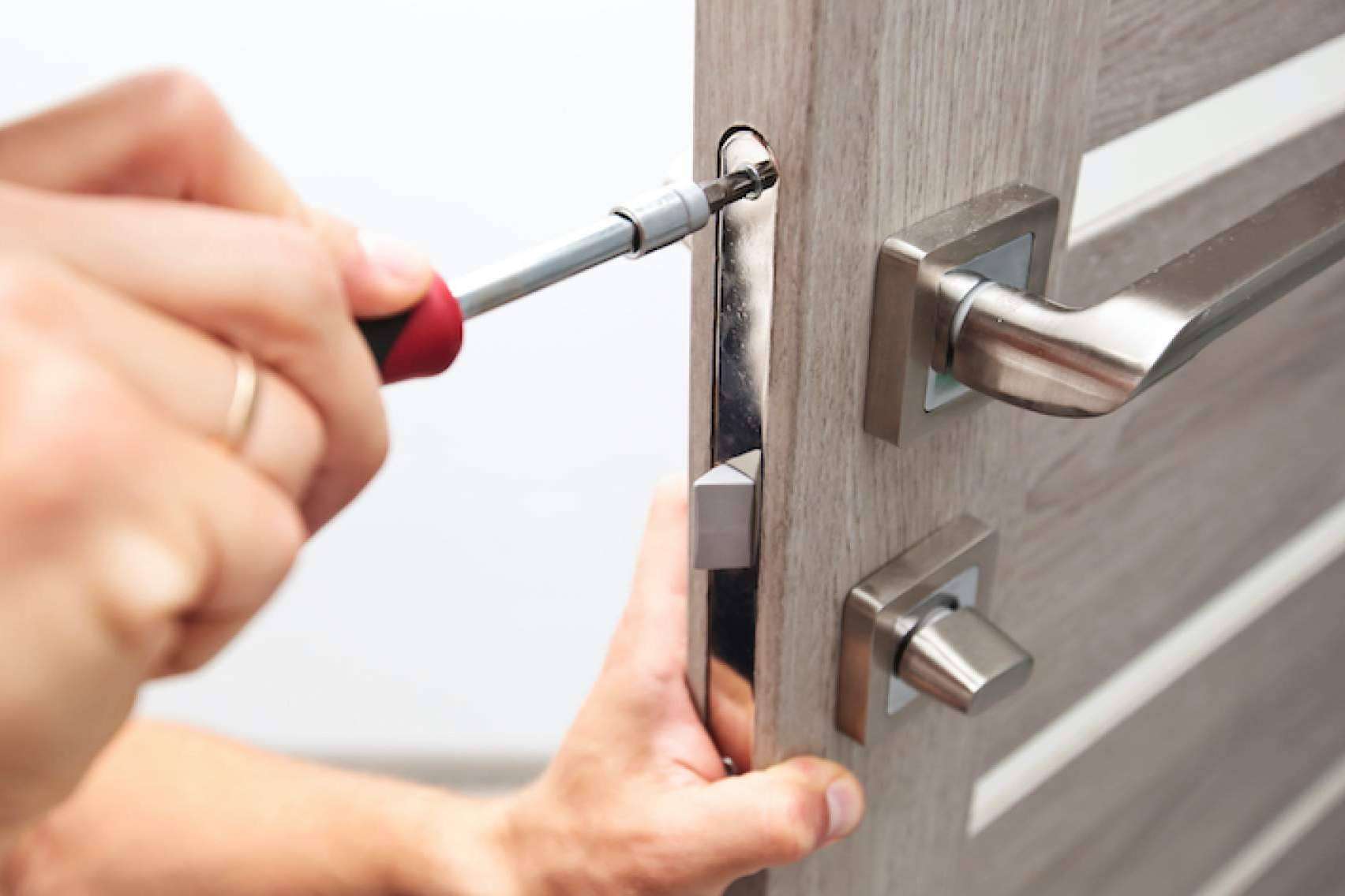 Los servicios de Cerrajeros Madrid permiten mejorar la seguridad del hogar con el cambio de cerradura