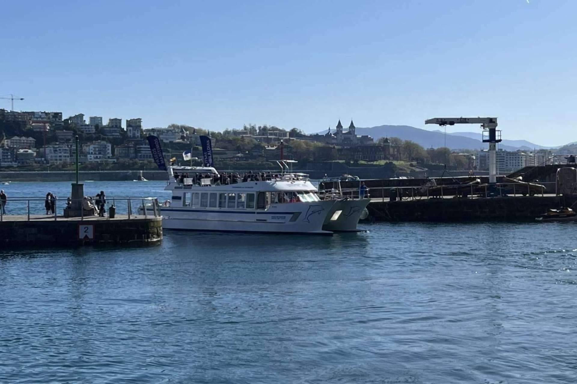 El catamarán Ciudad de San Sebastián ofrece un paseo marítimo ideal para conocer toda la costa de la localidad