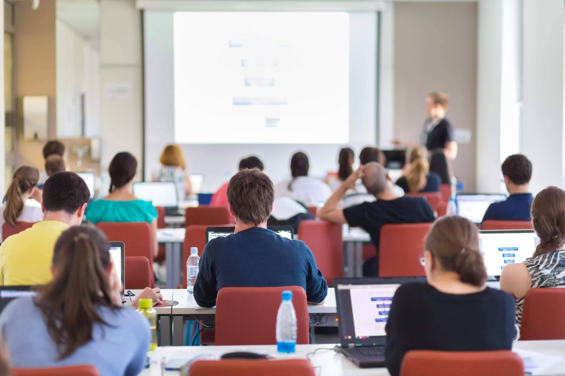 Ordenador Outlet, la alternativa sostenible y económica en tecnología para empresas e instituciones educativas
