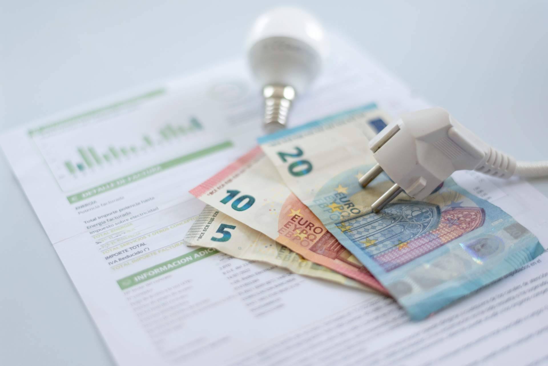 Se puede ahorrar en las facturas de luz, gas e internet gracias a Ahorralia