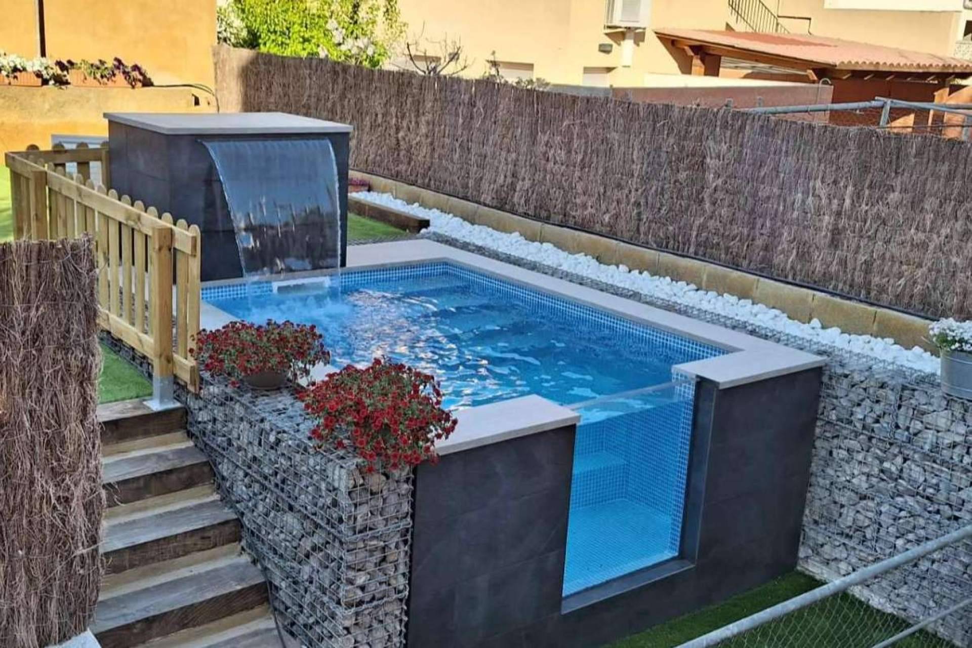 Esencial Pool ofrece construcción de piscina elevada en terraza, una opción muy estética