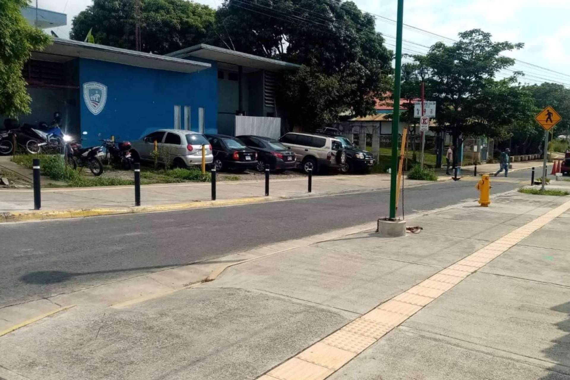 Suministro de pilonas reflectante de plástico reciclado en Costa Rica por Abadecom