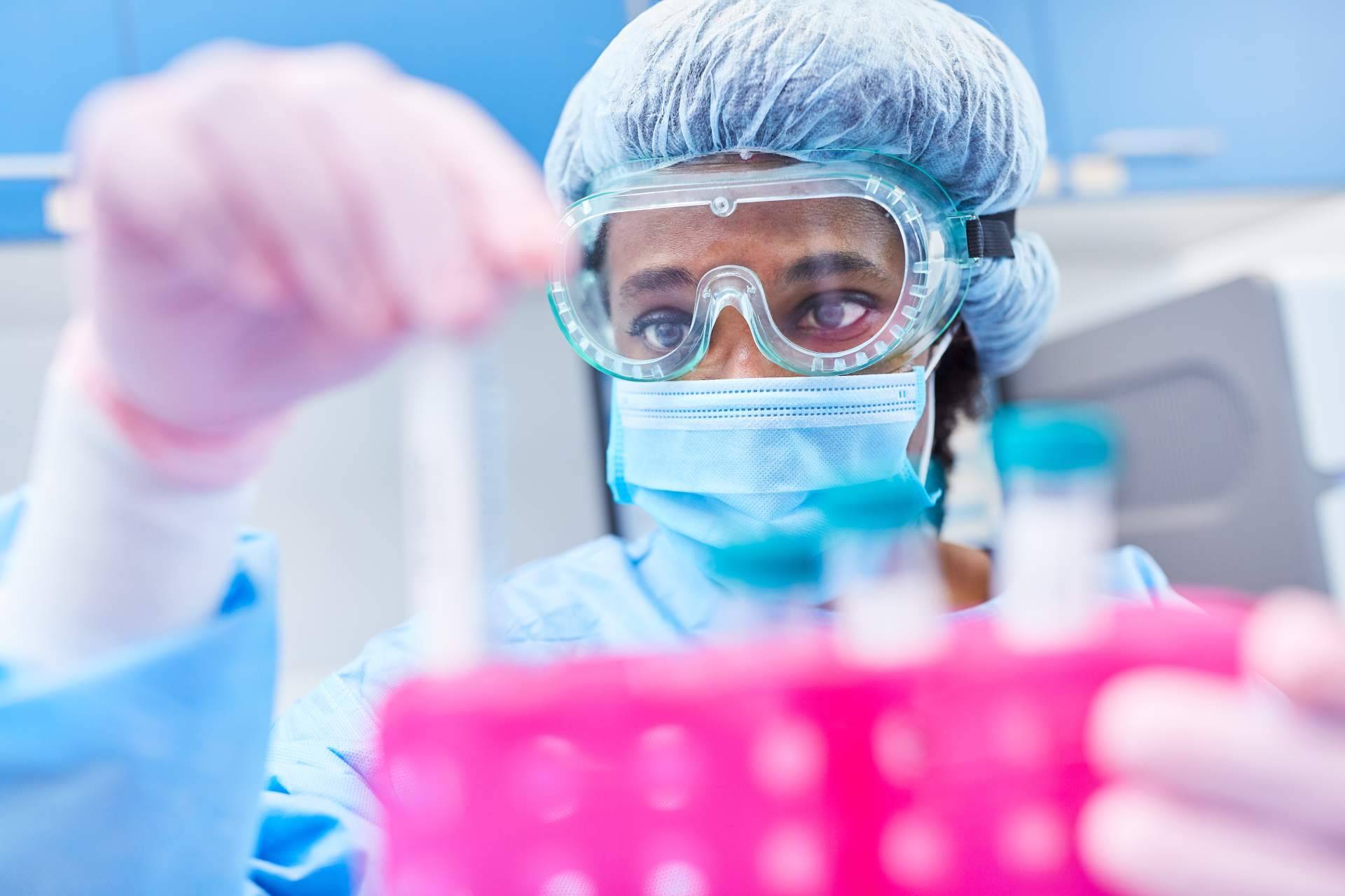 Todos los requisitos para estudiar laboratorio clínico y biomédico, por EEP iGroup