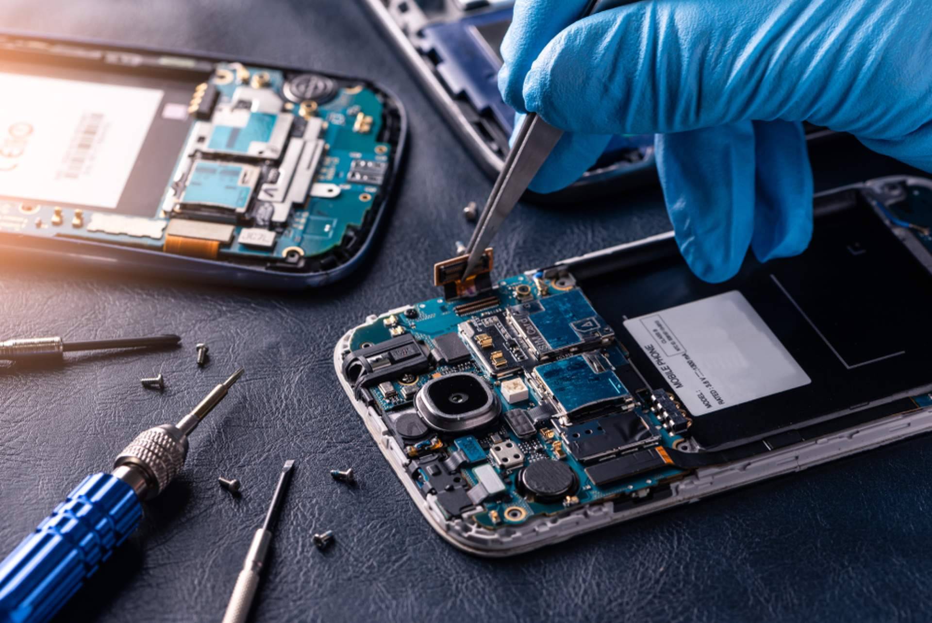 Reparaciones exprés de teléfonos móviles en la tienda física de Doctor Móviles