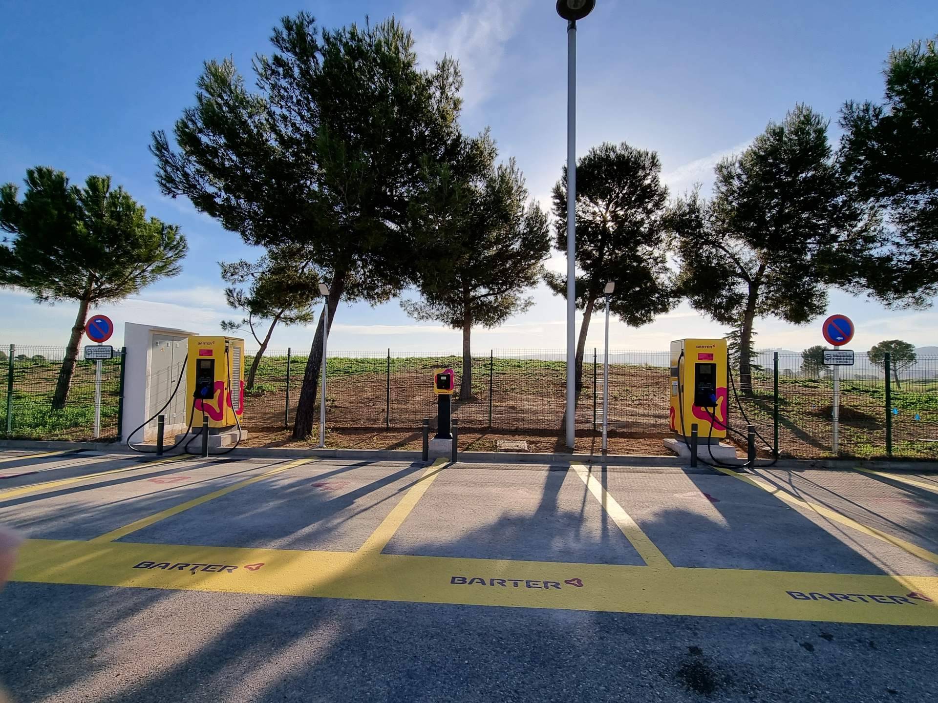 Joaquín Molpeceres presenta las nuevas estaciones de recarga rápida para vehículos eléctricos en el Encín Golf Hotel (Alcalá de Henares)