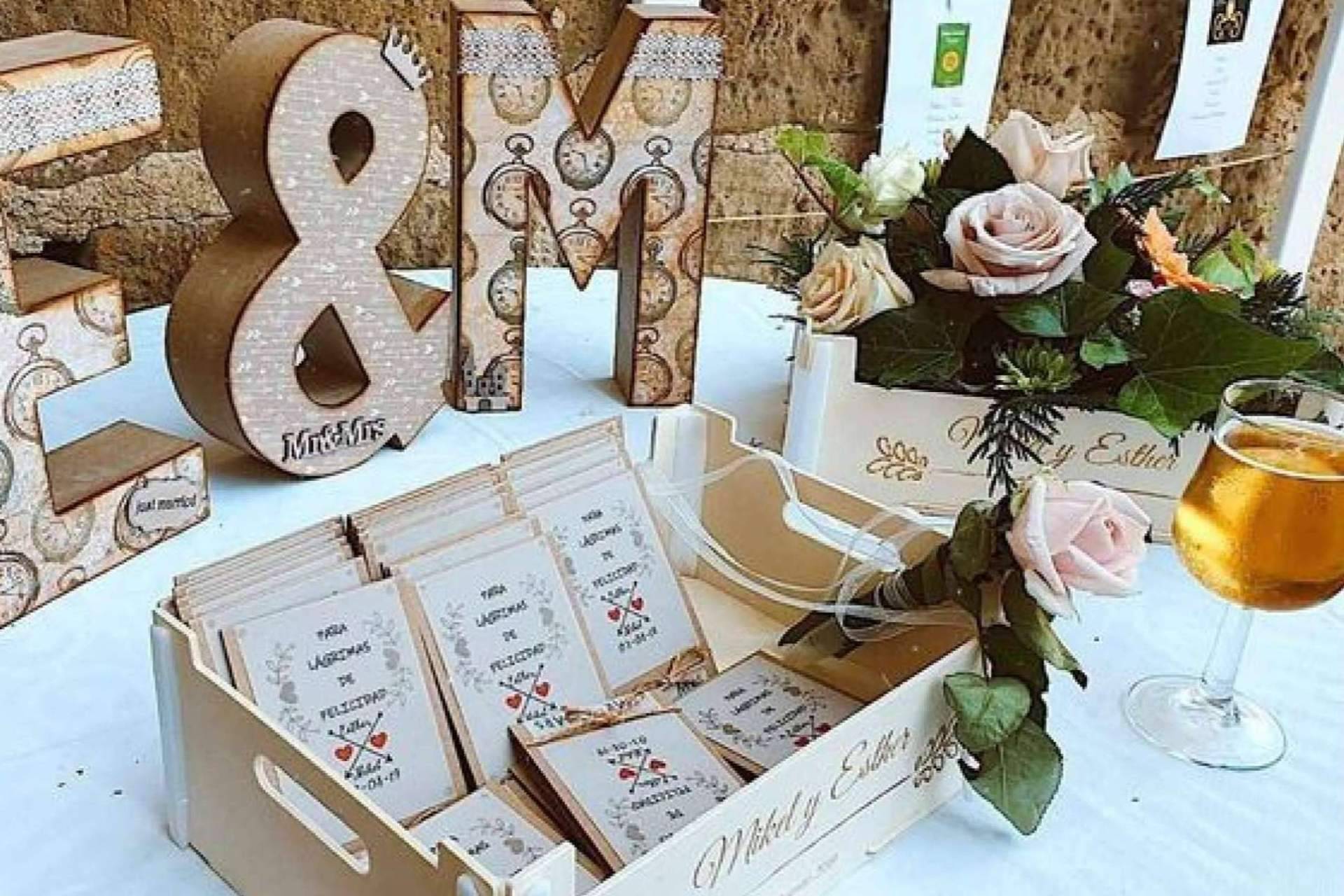 Entregar los detalles de boda en cajas de regalo personalizadas, con Sincla