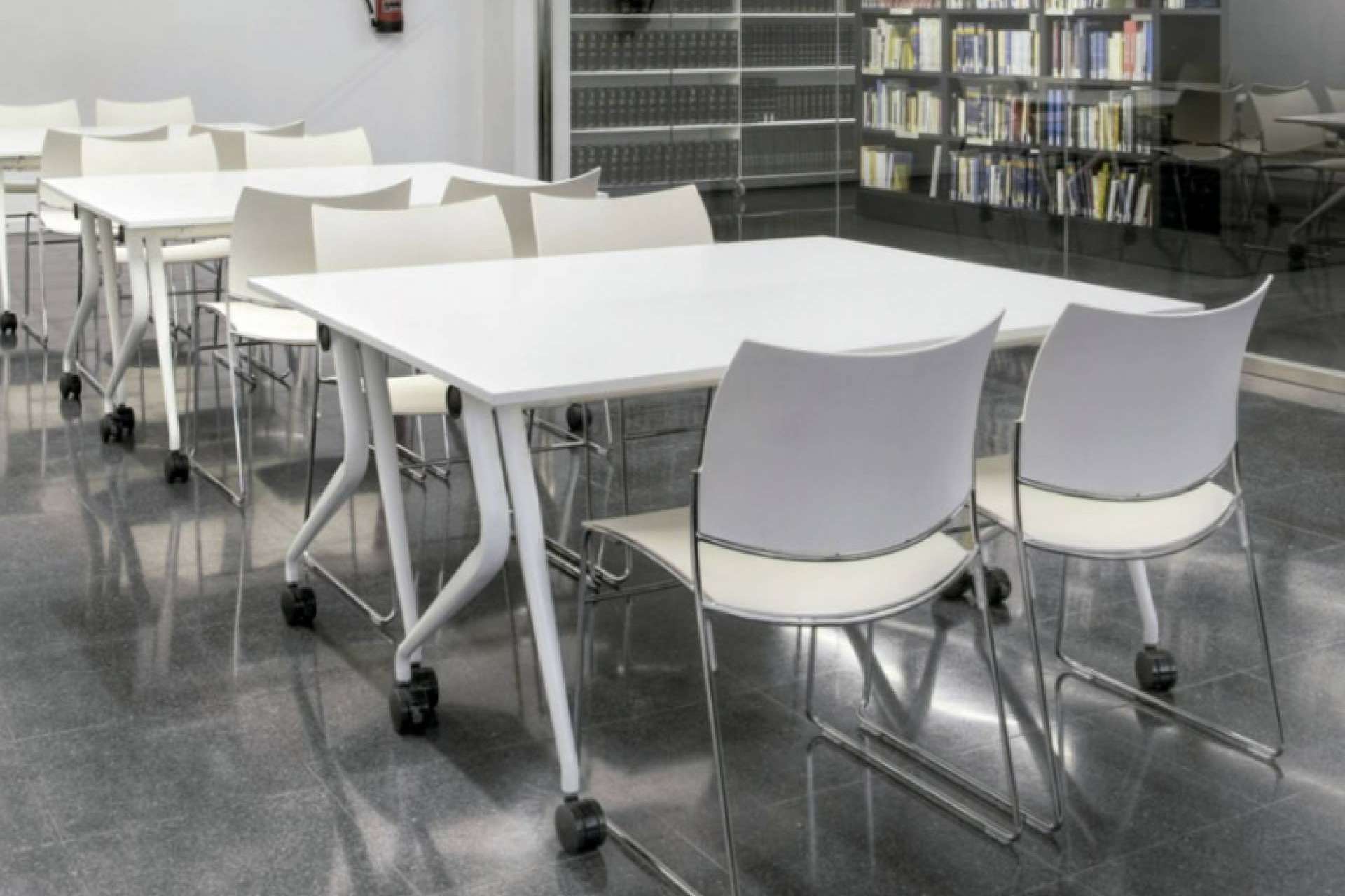 Mesas móviles de oficina para espacios multitarea, con OfficeDeco