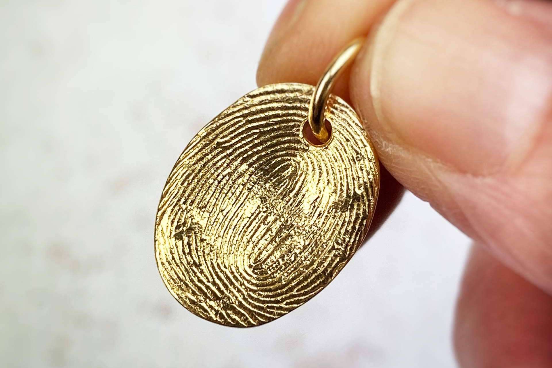 La medalla con huella de la firma Dejando Huella Joyas, el regalo ideal para el Día de la Madre