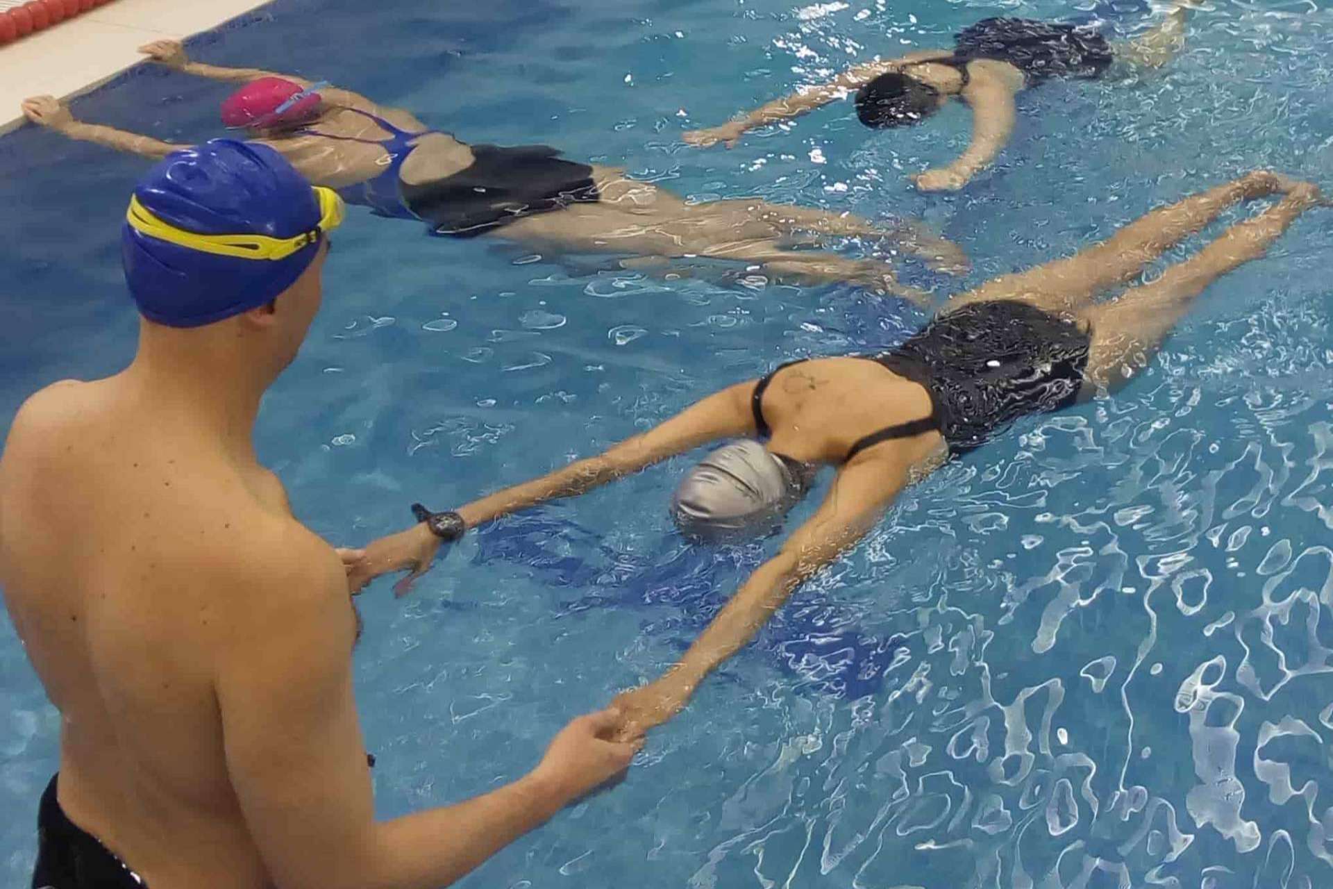 Ayudar a aquellas personas que saben nadar pero tienen miedo a hacerlo en zona profunda porque no saben flotar de pie, por Nadar Sin Miedo