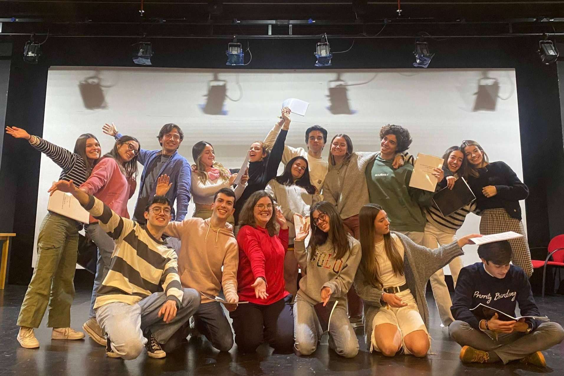 El teatro universitario permite la exploración de temas relevantes y la promoción de la reflexión crítica sobre la sociedad y la cultura