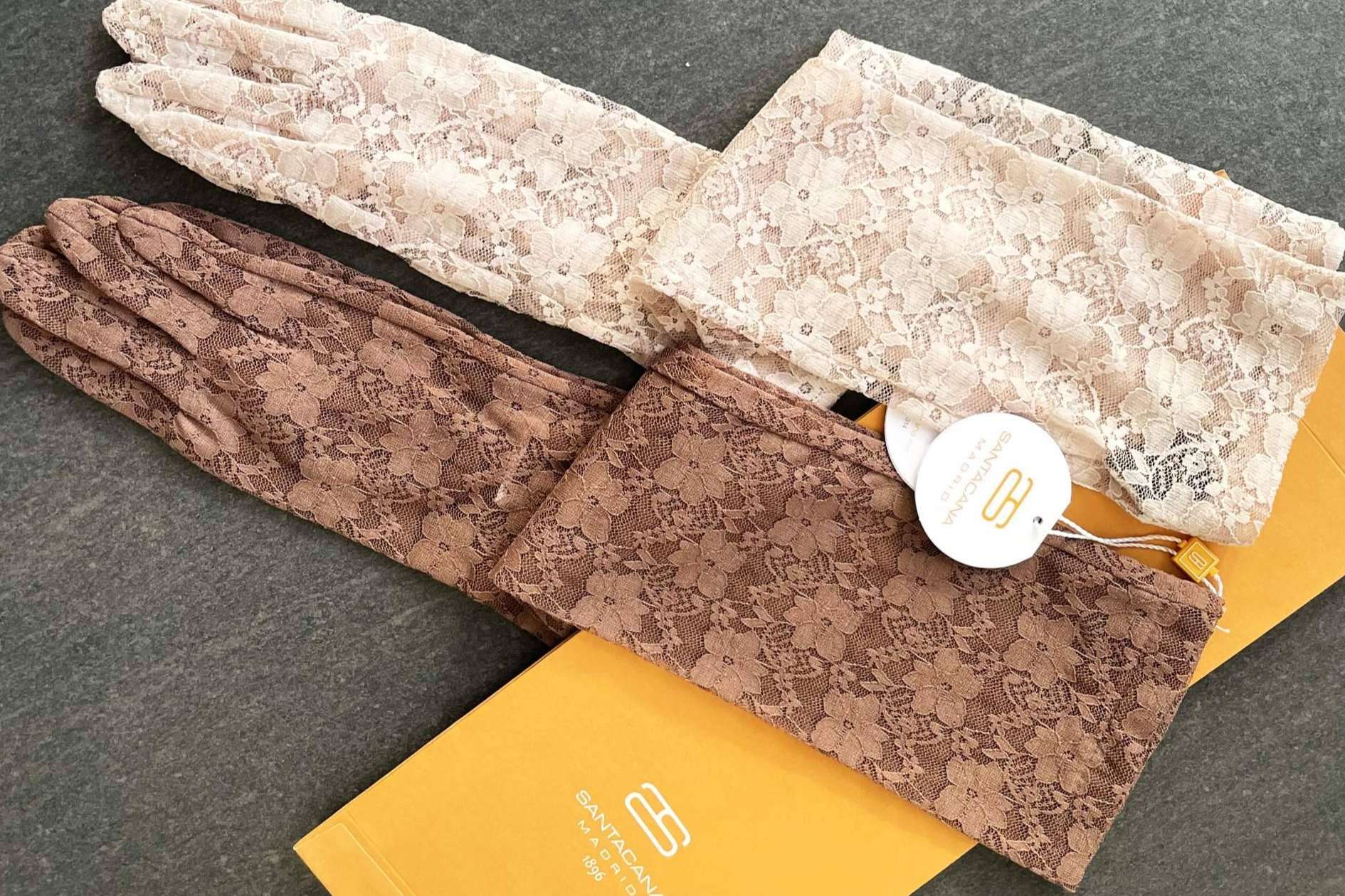 Santacana, el arte de la elegancia en guantes largos para eventos especiales