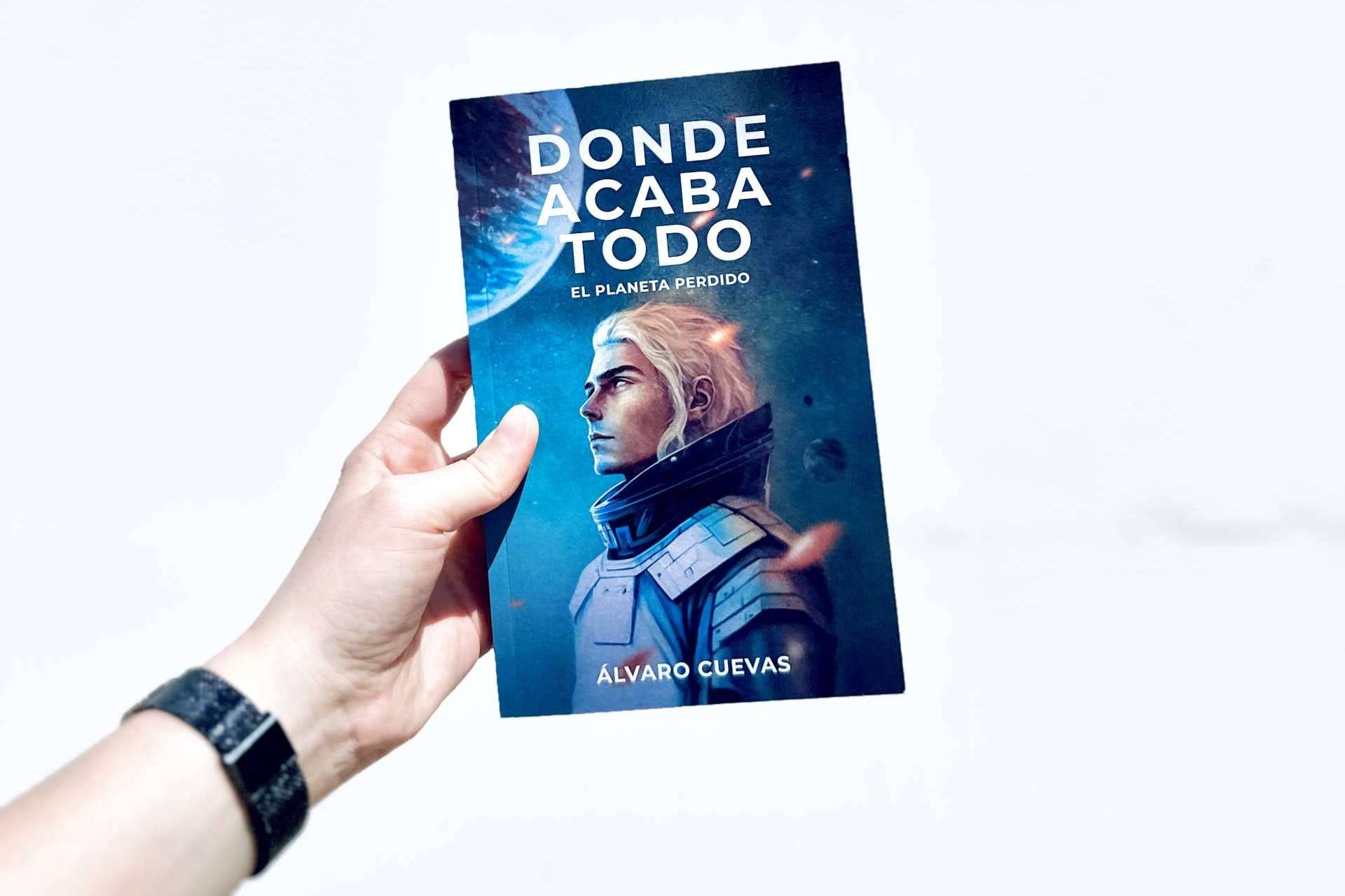 El autor Álvaro Cuevas alcanza el éxito con su última obra 'Donde acaba todo, el planeta perdido'