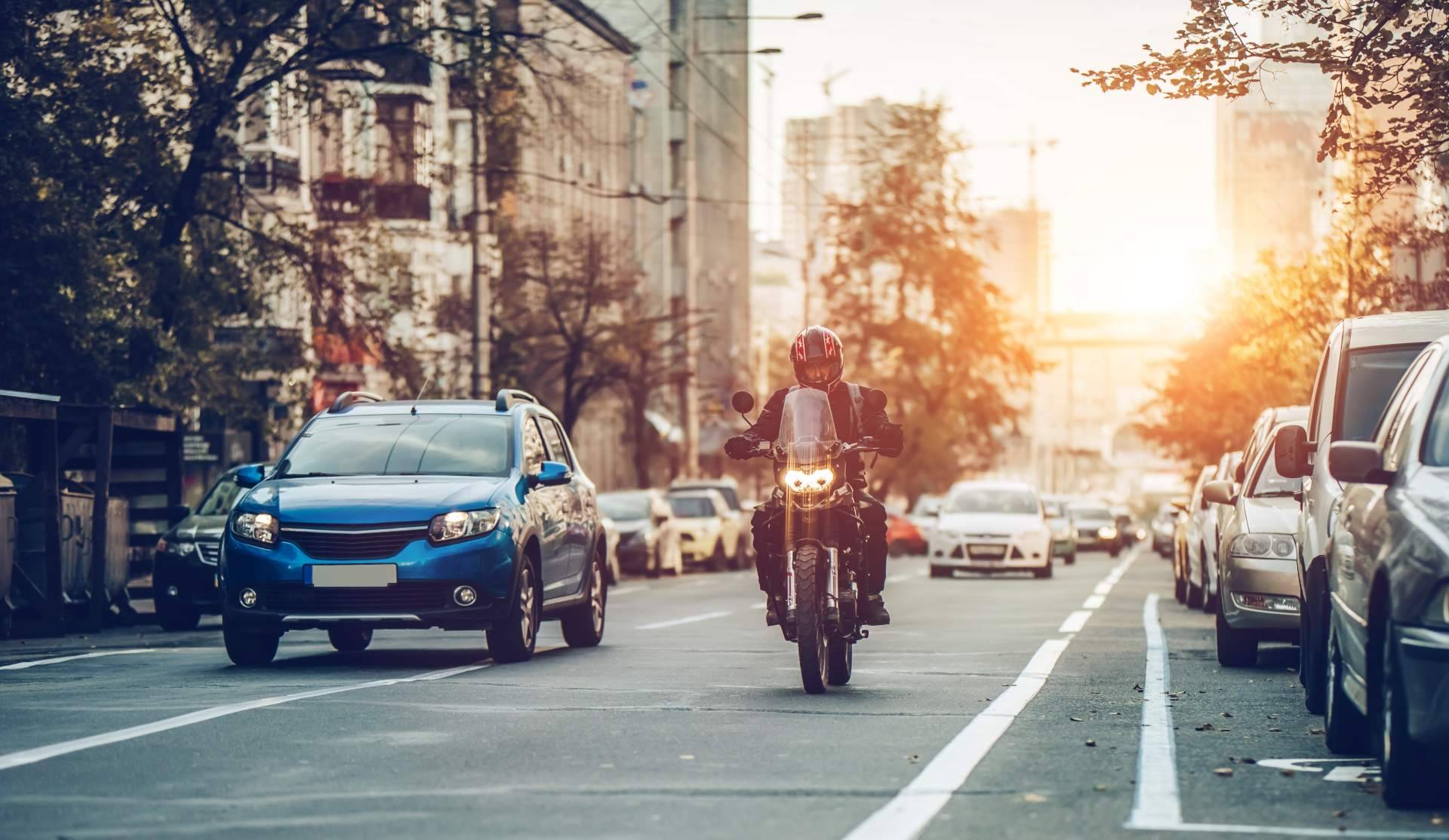 Los beneficios de conducir una moto en vez de un coche en grandes ciudades, por EGINER