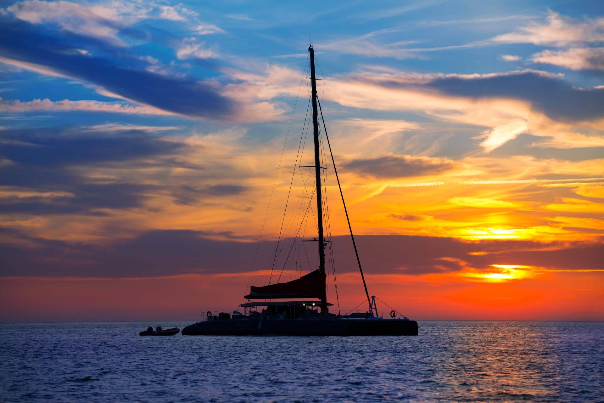 Un hotel dentro del mar, la experiencia de alquilar un catamarán en Barcelona de la mano de Sondevela