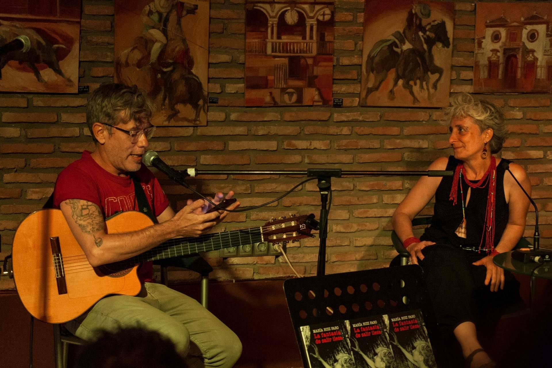 El poemario 'La fantasía de salir ilesa' ensalza la búsqueda del disfrute en un mundo en el que no se acaba de encajar