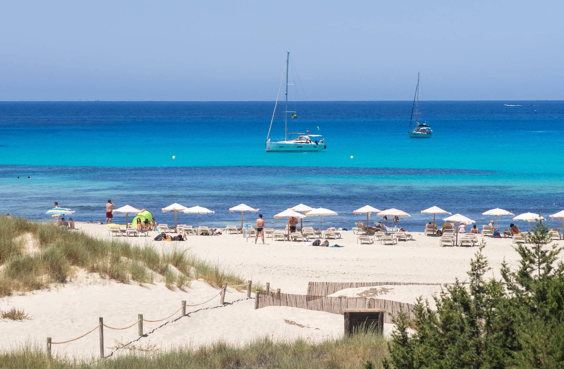 Las mejores playas de Ibiza y servicio de transporte privado para acceder a ellas, por Alpha VIP Transfer