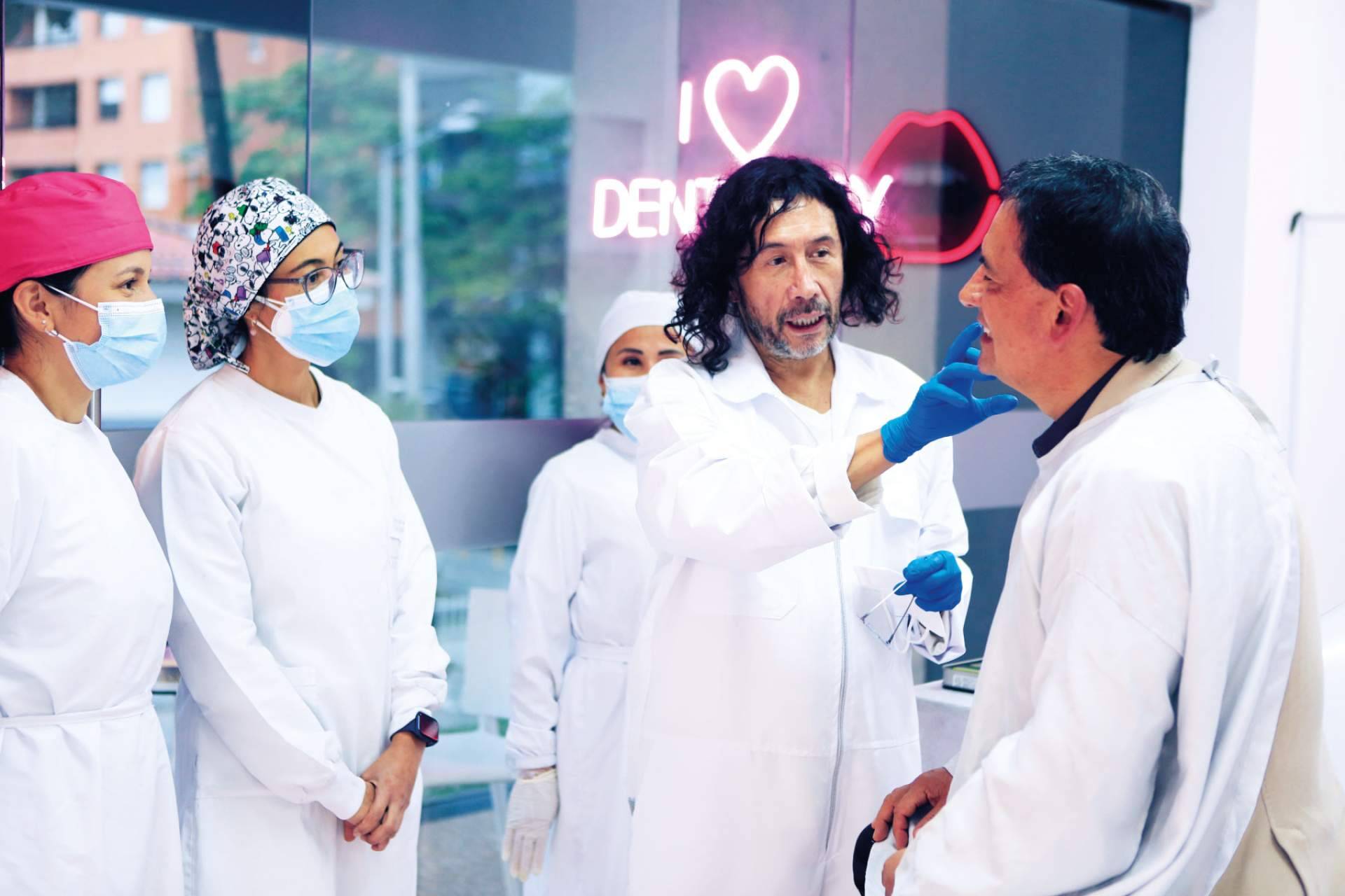 Odontología de Marlon Becerra ofrece diseño de sonrisa e implantes dentales