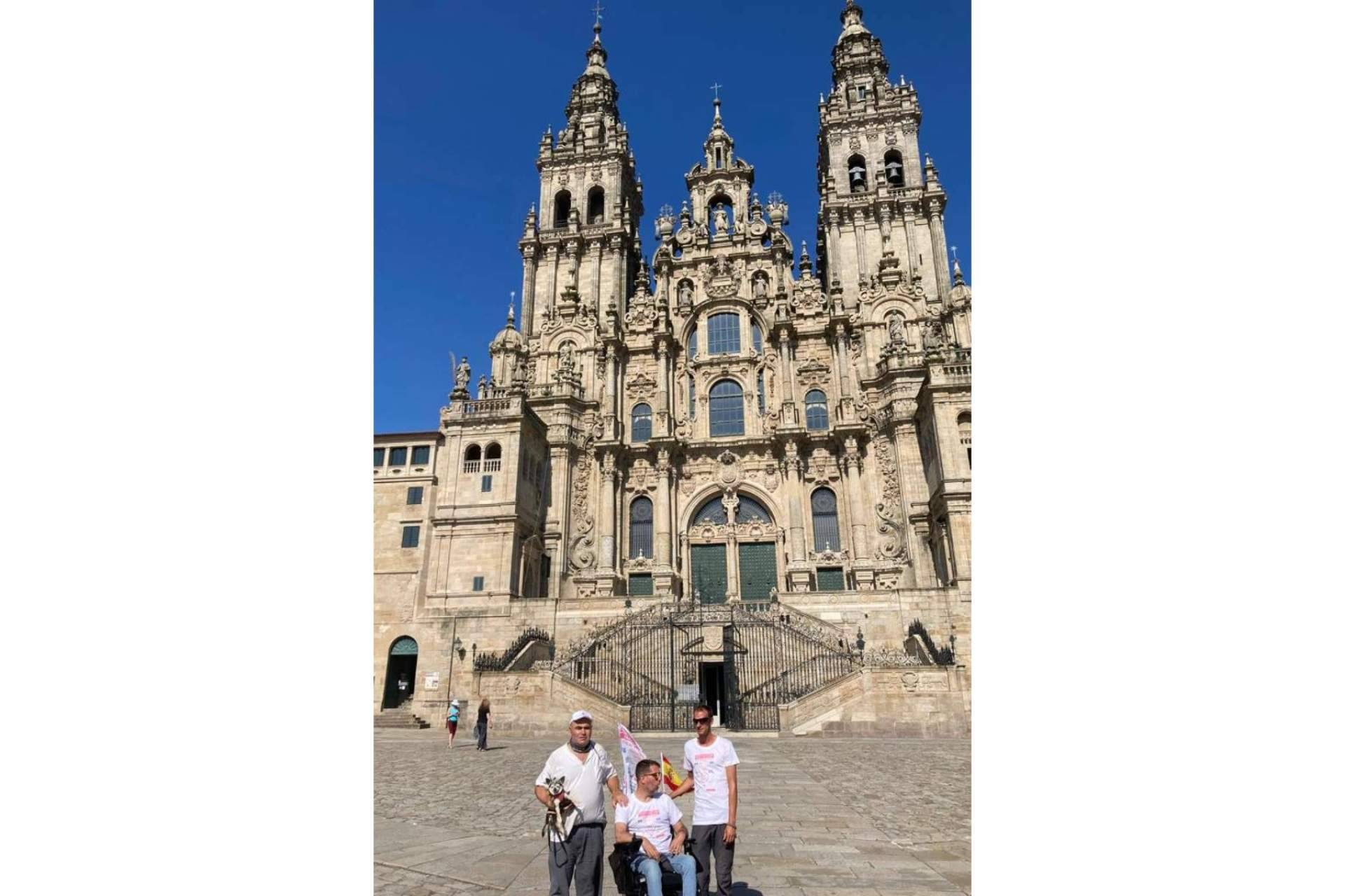 La Fundación Disgrup reivindica el cumplimiento de los derechos de las personas con discapacidad en España con su llegada al final del Camino de Santiago en sillas de ruedas