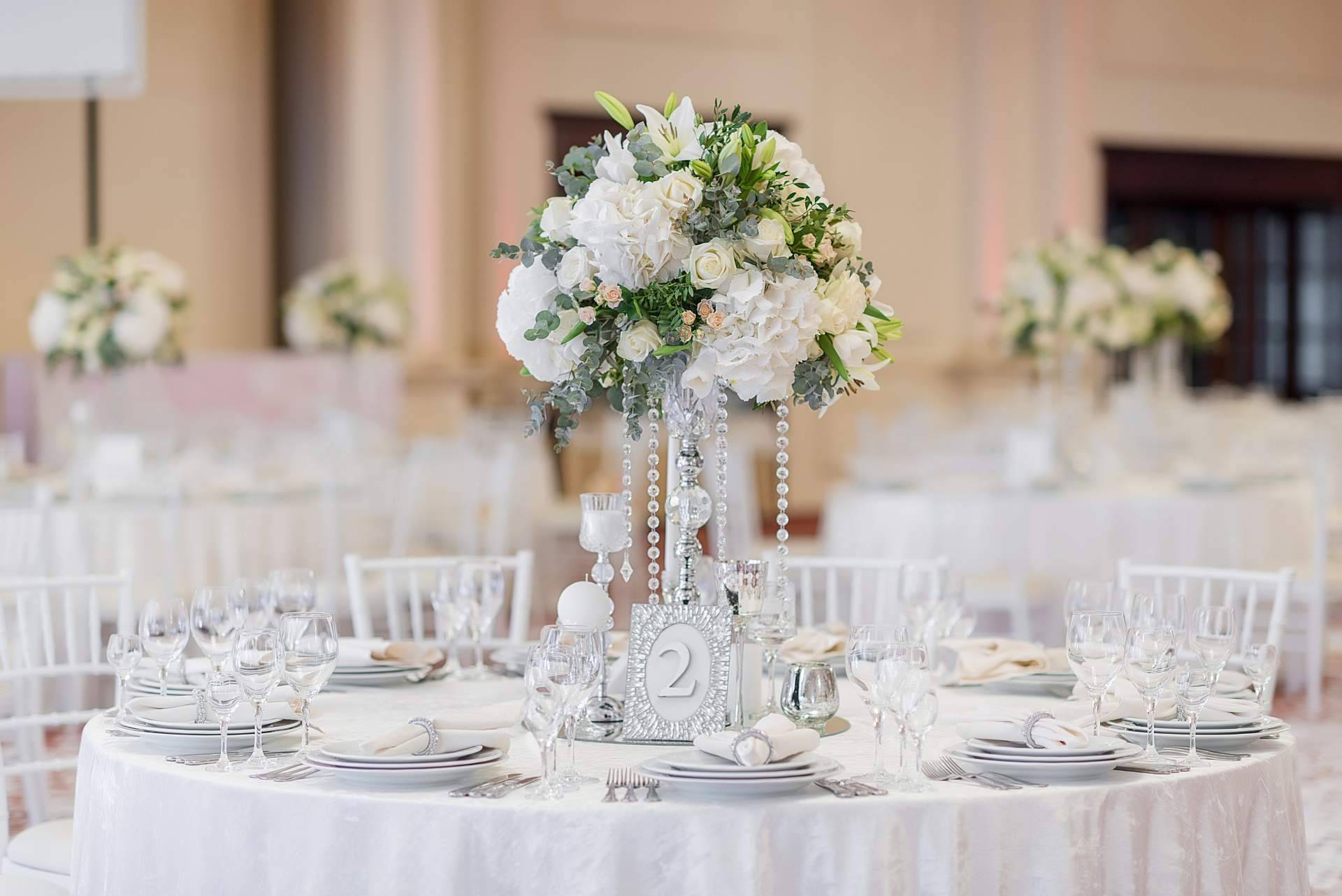 Resaltar la belleza de una boda con los arreglos florales de Rosistirem