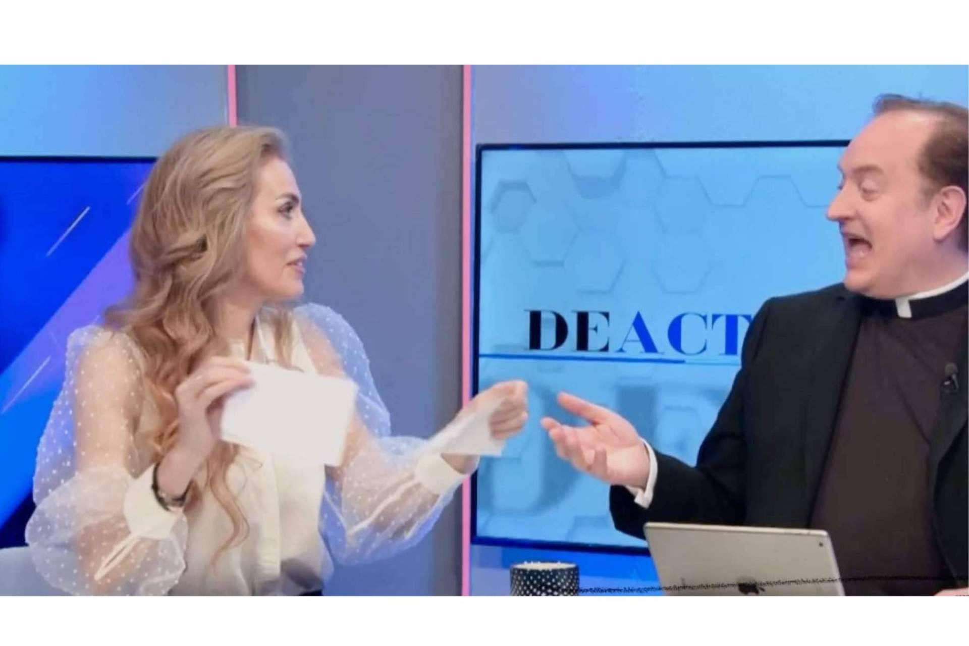 Los 'momentazos' del programa DeActualidad presentado por el padre Apeles y Miriam Victoria