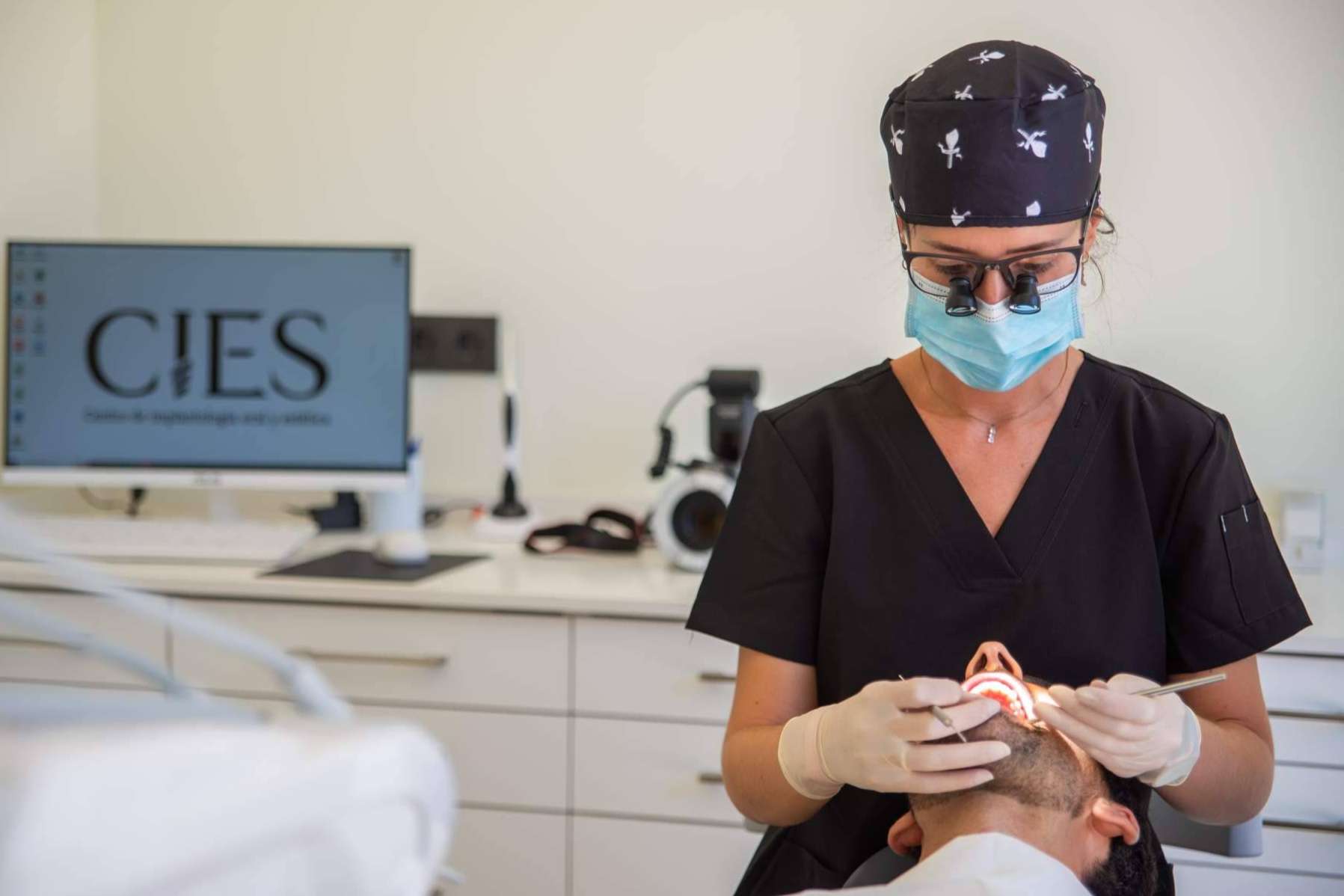 Elegir implantes dentales de calidad es fundamental