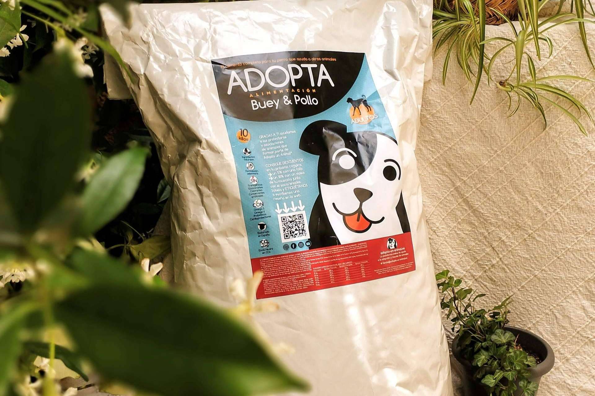 Pienso de buey y pollo para el mantenimiento de perros adultos. Con cada compra se ayuda a protectoras de animales