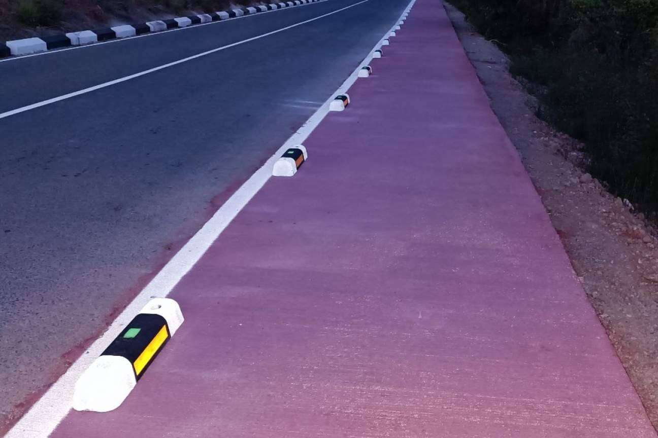 Abadecom suministra e instala el separador de carril bici fotoluminiscente en la ciudad de Masalfasar en Valencia