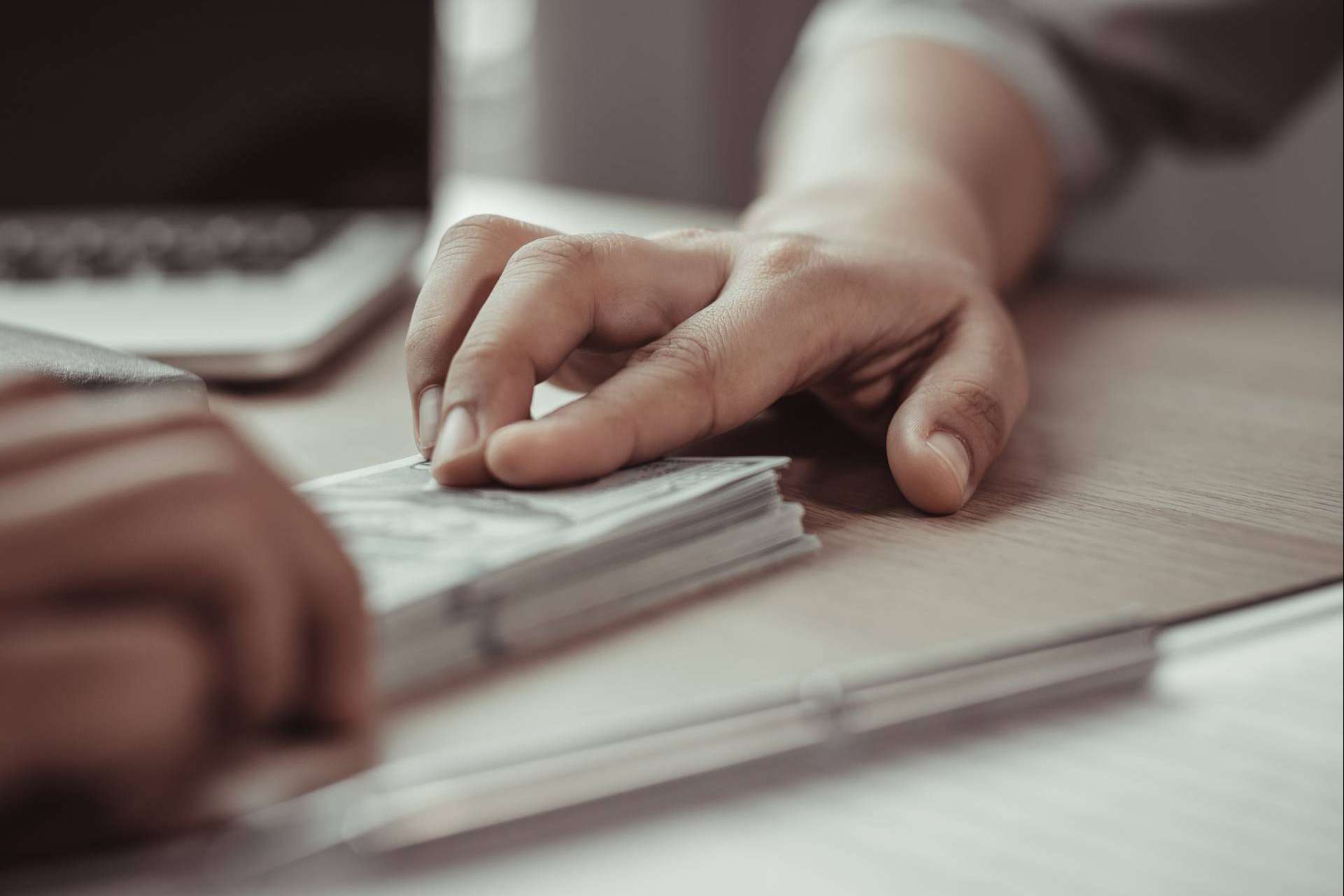 Consultax asesora sobre los métodos para retirar dinero legalmente de una empresa como socio o administrador